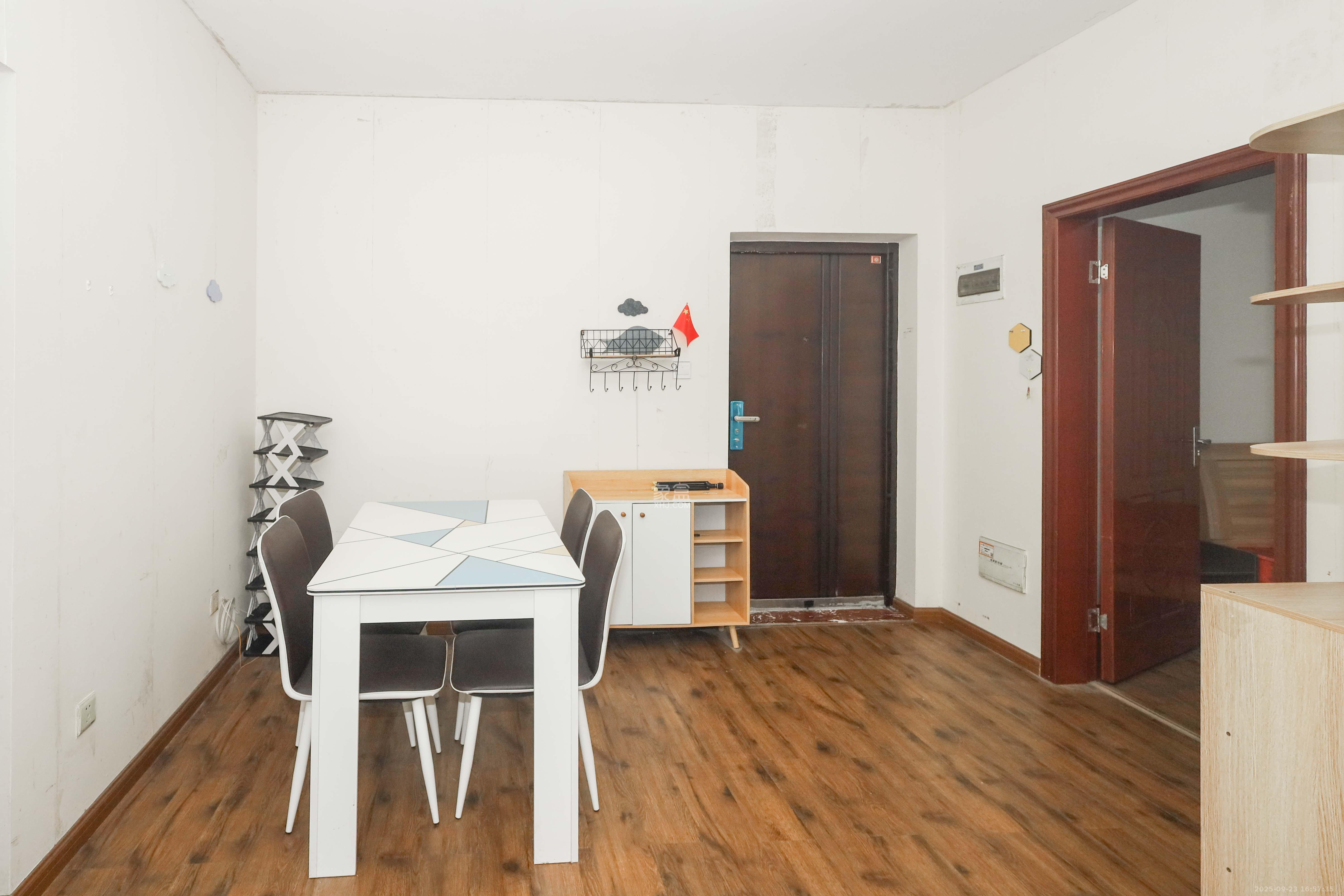 保利麓谷林语A区  2室1厅1卫    68.0万客厅