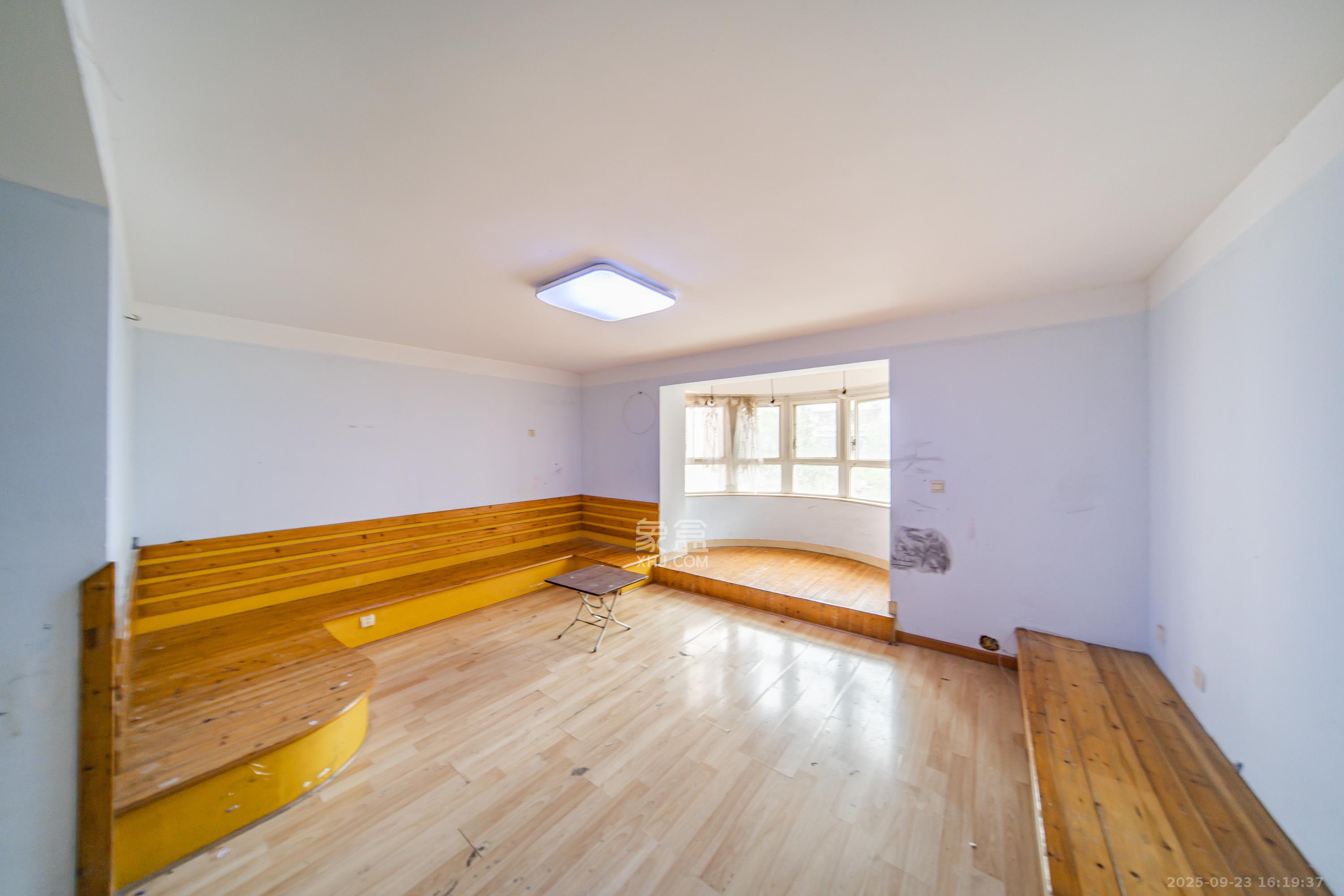 科教新村 3室2厅1卫 106.0万 科教新村 3室2厅1卫 106.0万客厅