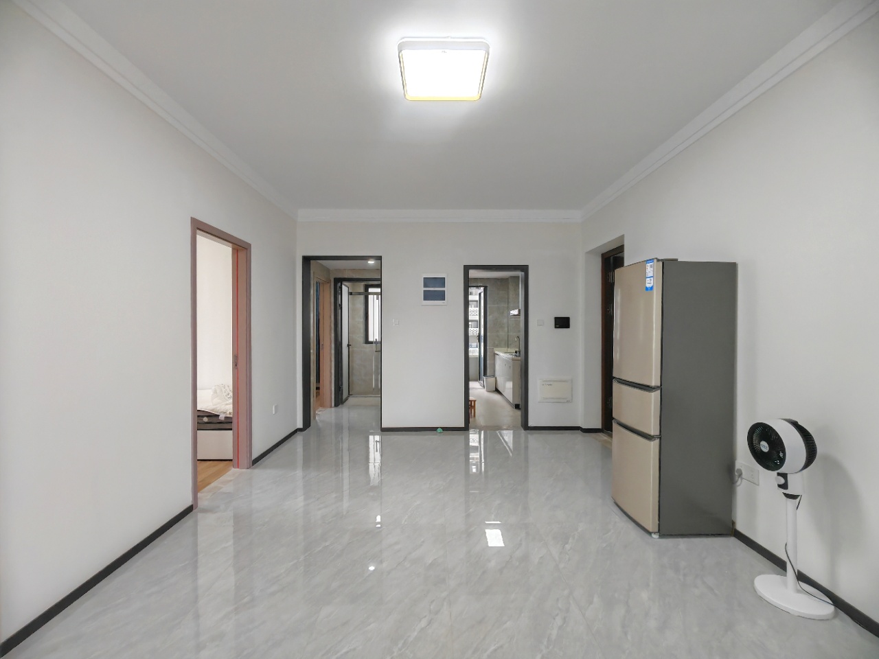 海府大院(海府路41号) 3室2厅2卫 3800.0元/月 海府大院(海府路41号) 3室2厅2卫 3800.0元/月室内图