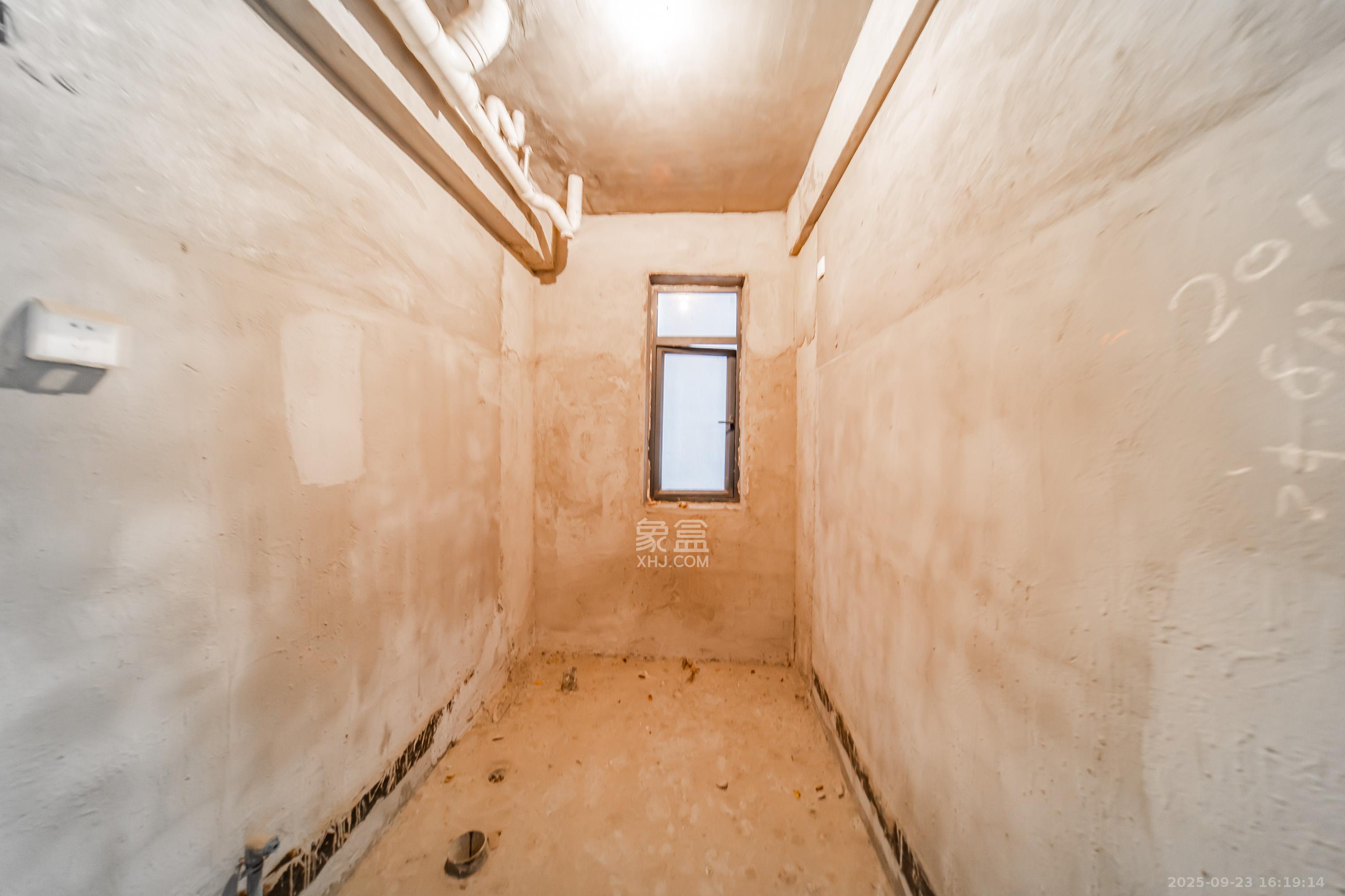 麓山翰林苑  4室2厅2卫    130.0万卫生间