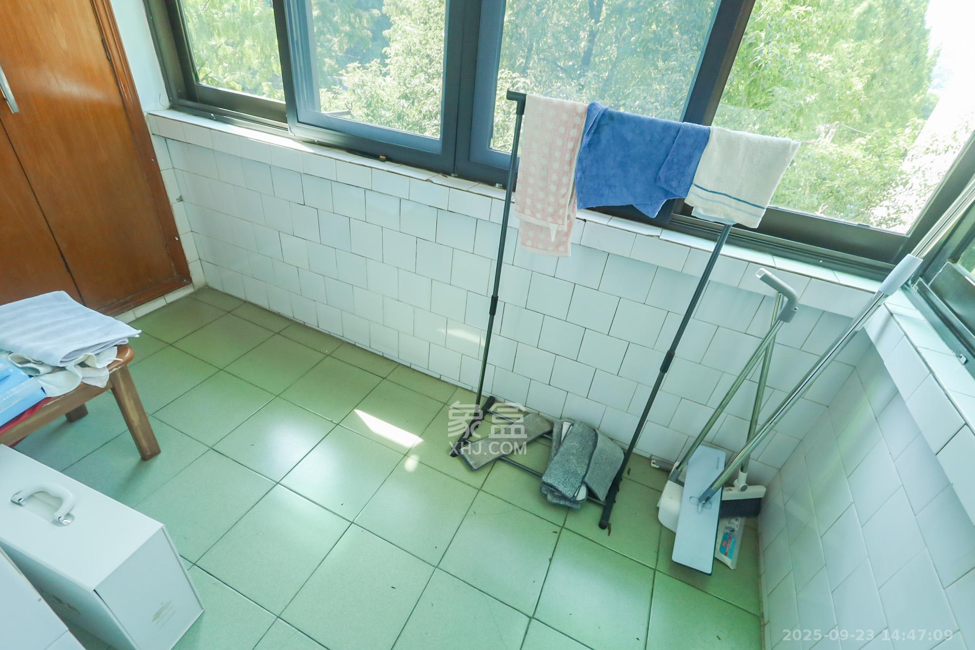 汽车发动机厂宿舍 2室1厅1卫 1500.0元/月 汽车发动机厂宿舍 2室1厅1卫 1500.0元/月室内图