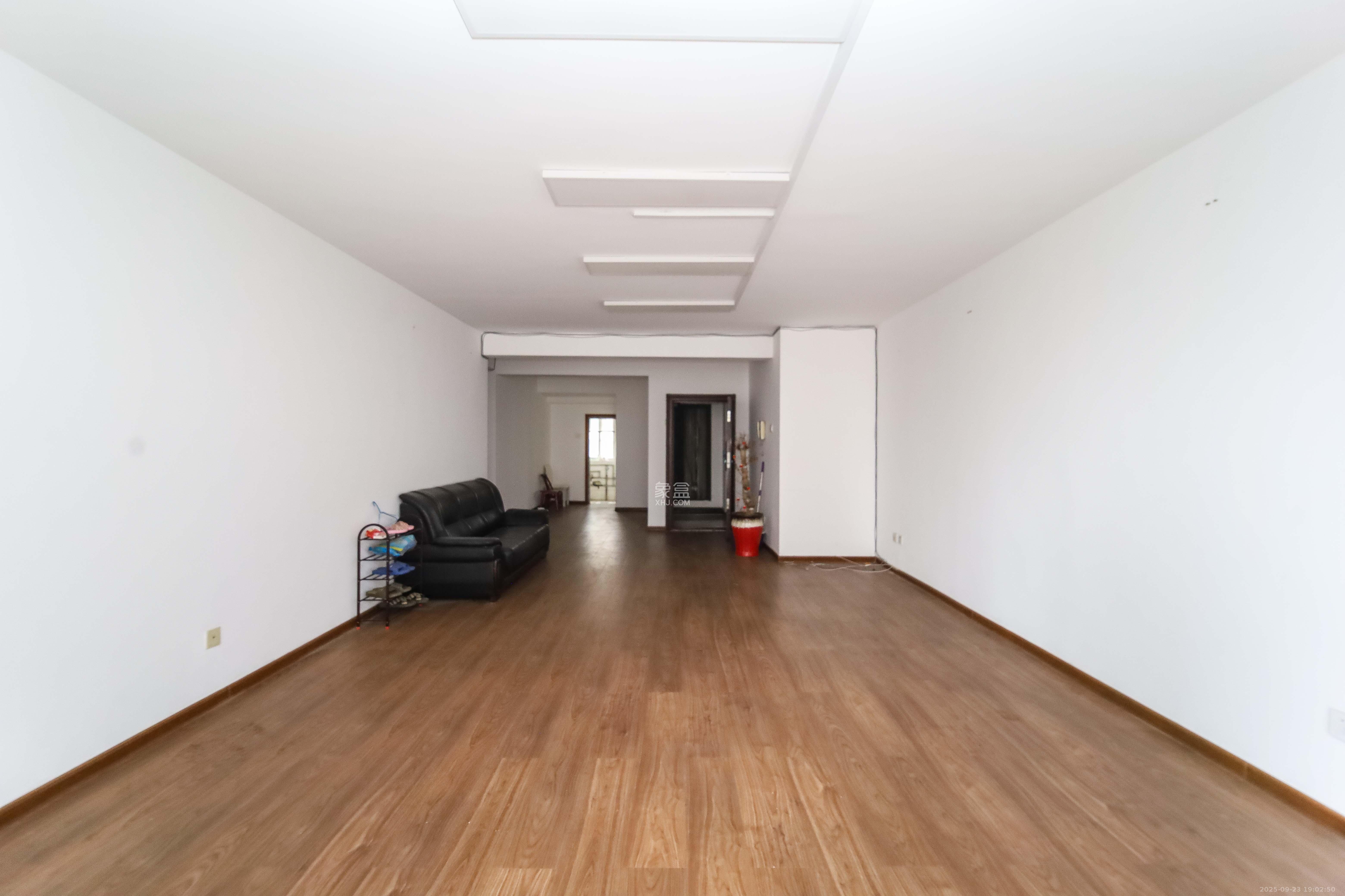 丽景新贵 4室2厅2卫 120.0万 丽景新贵 4室2厅2卫 120.0万客厅