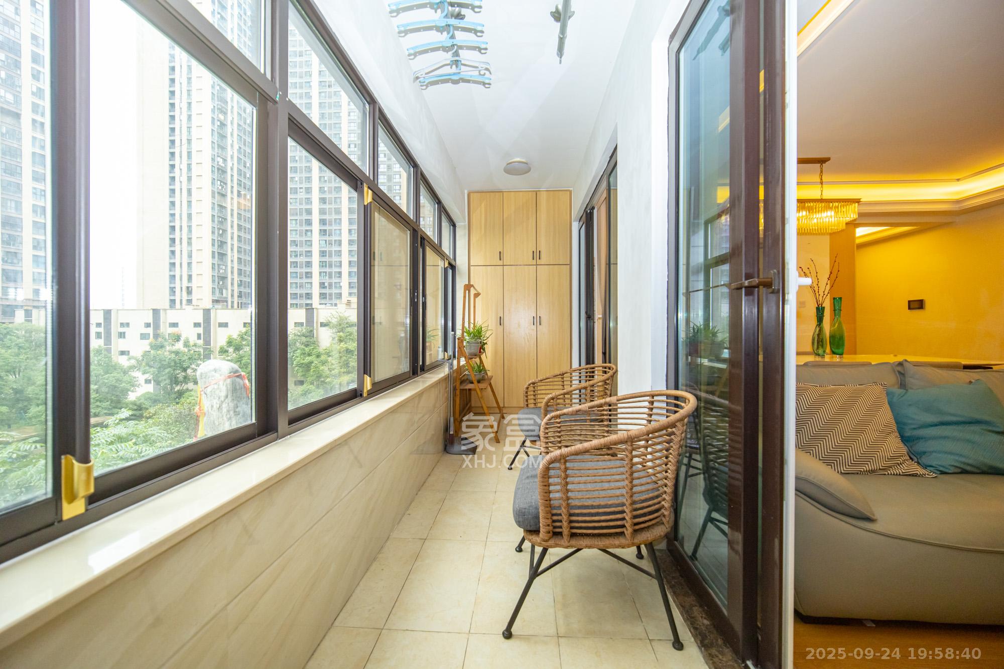 金科时代中心 4室2厅2卫 138.0万 金科时代中心 4室2厅2卫 138.0万阳台