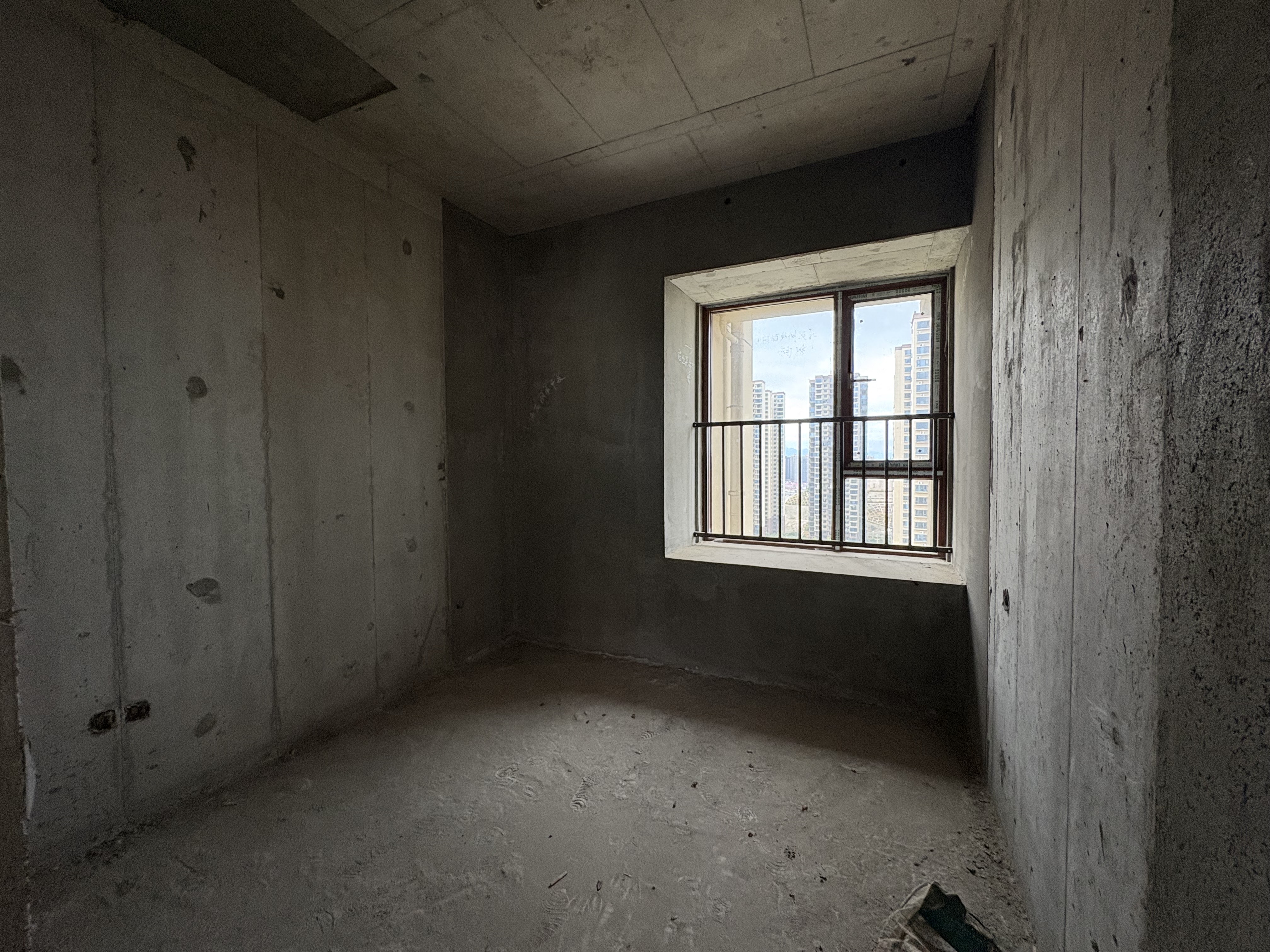 吉大汉珠山府 4室2厅2卫 83.8万 吉大汉珠山府 4室2厅2卫 83.8万客厅