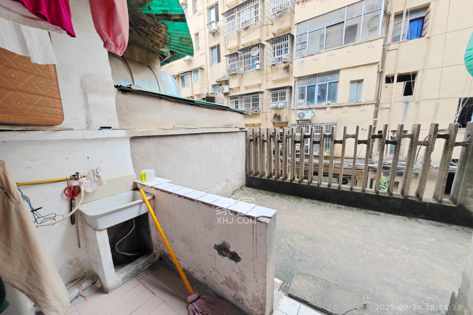 玻纤宿舍  1室1厅1卫    37.5万阳台