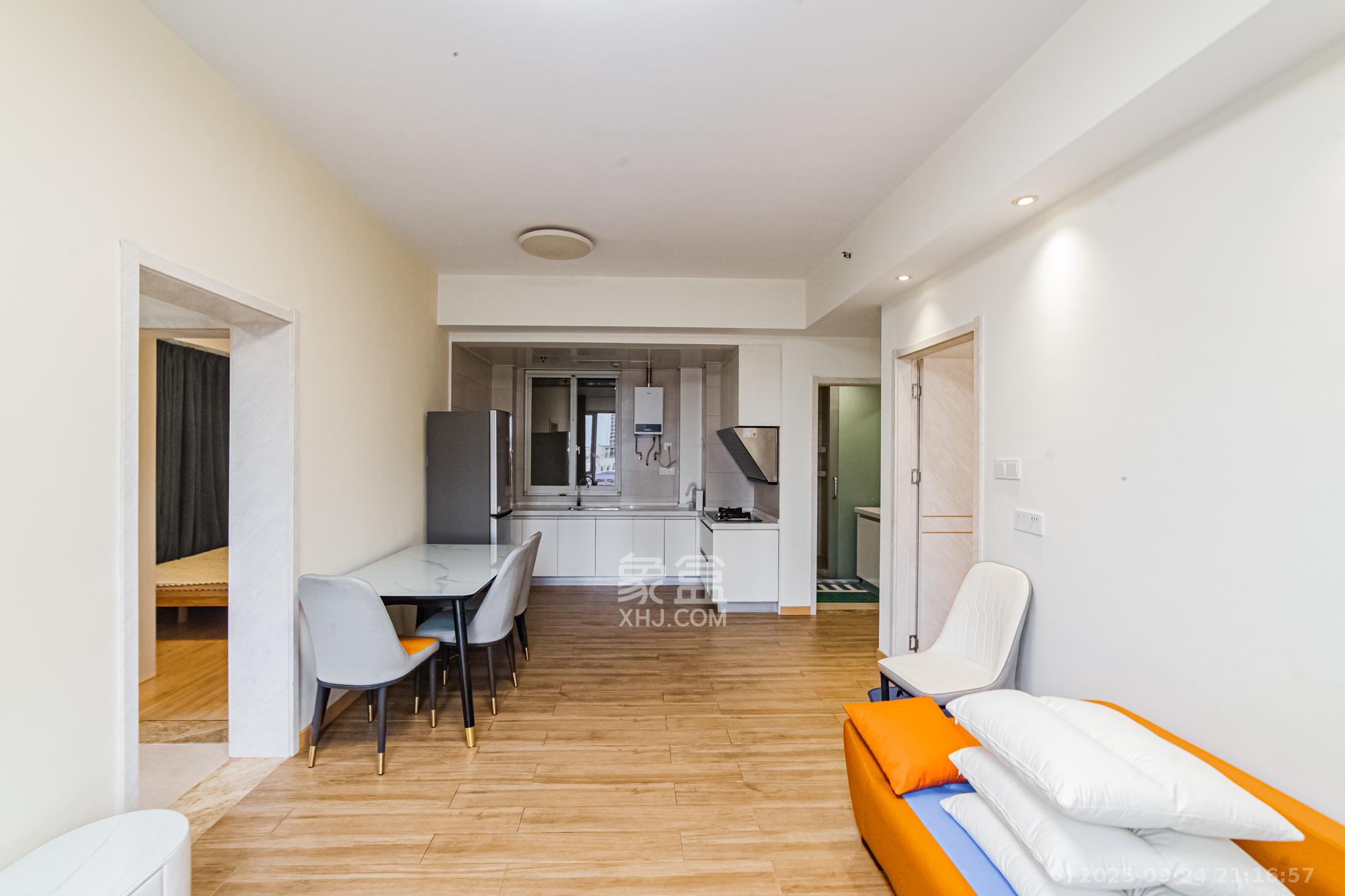 北辰三角洲E7区  3室2厅1卫    106.0万客厅