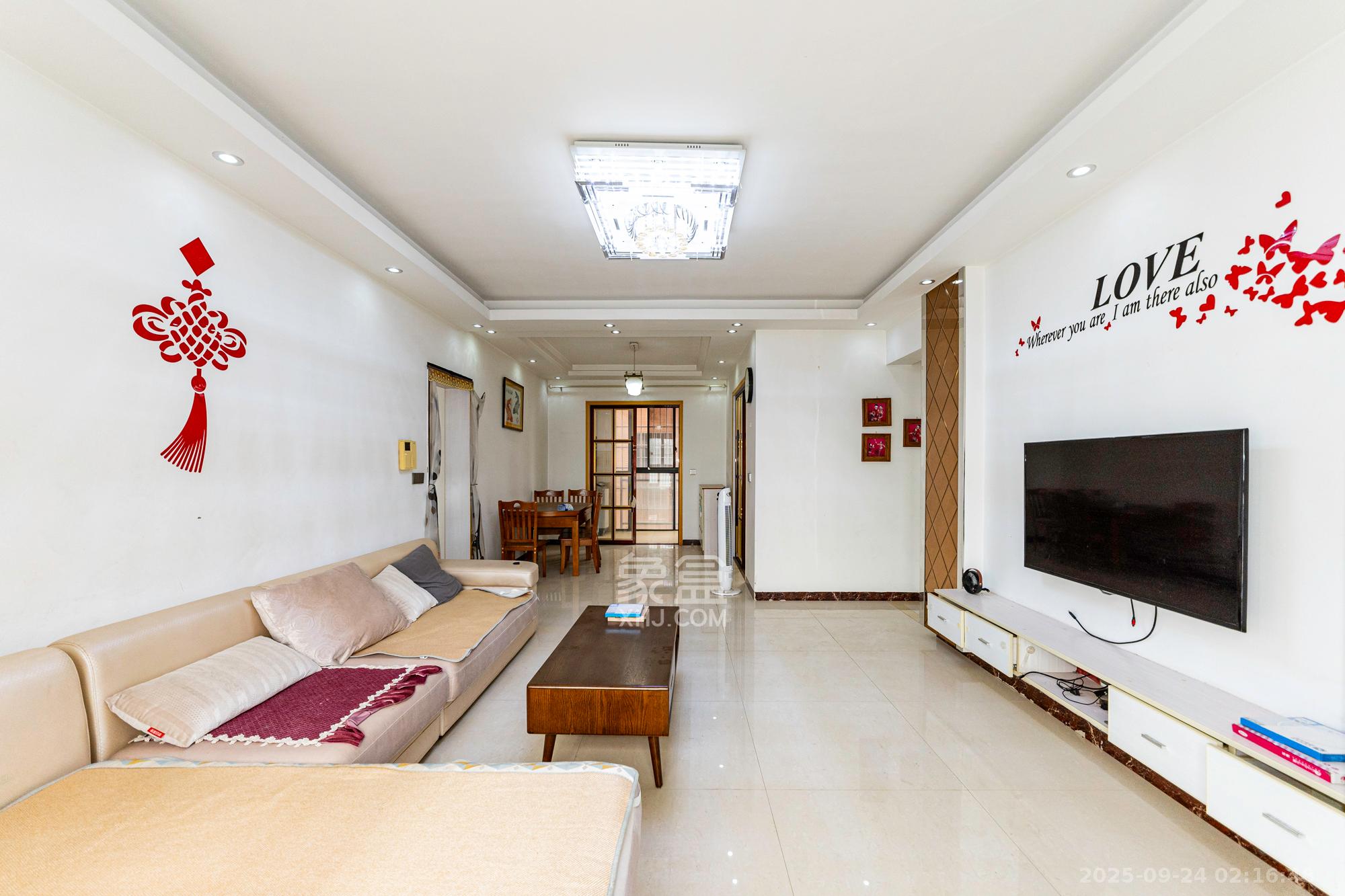 盛地尊域 3室2厅2卫 78.0万 盛地尊域 3室2厅2卫 78.0万客厅