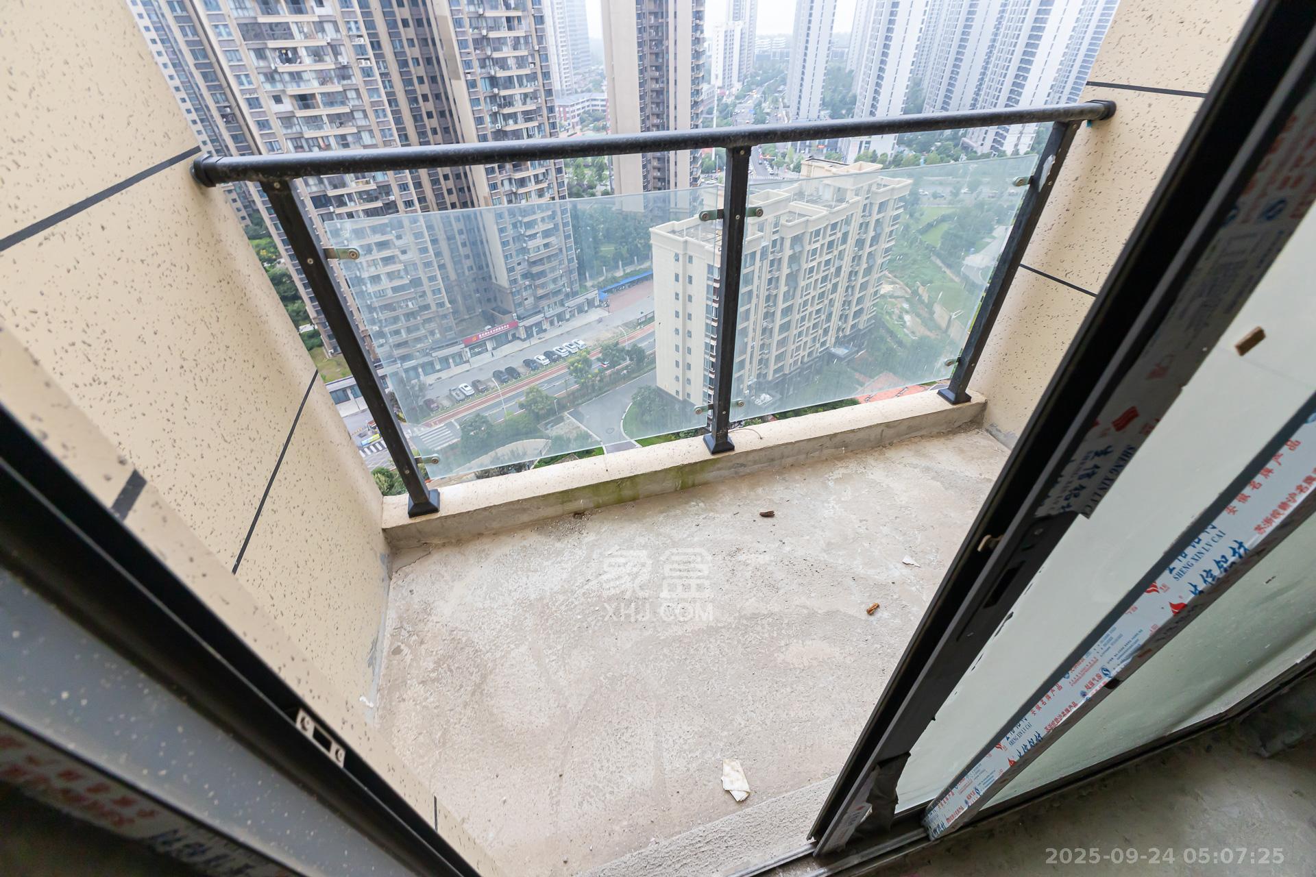 明发阅江悦府 5室2厅2卫 99.8万 明发阅江悦府 5室2厅2卫 99.8万阳台