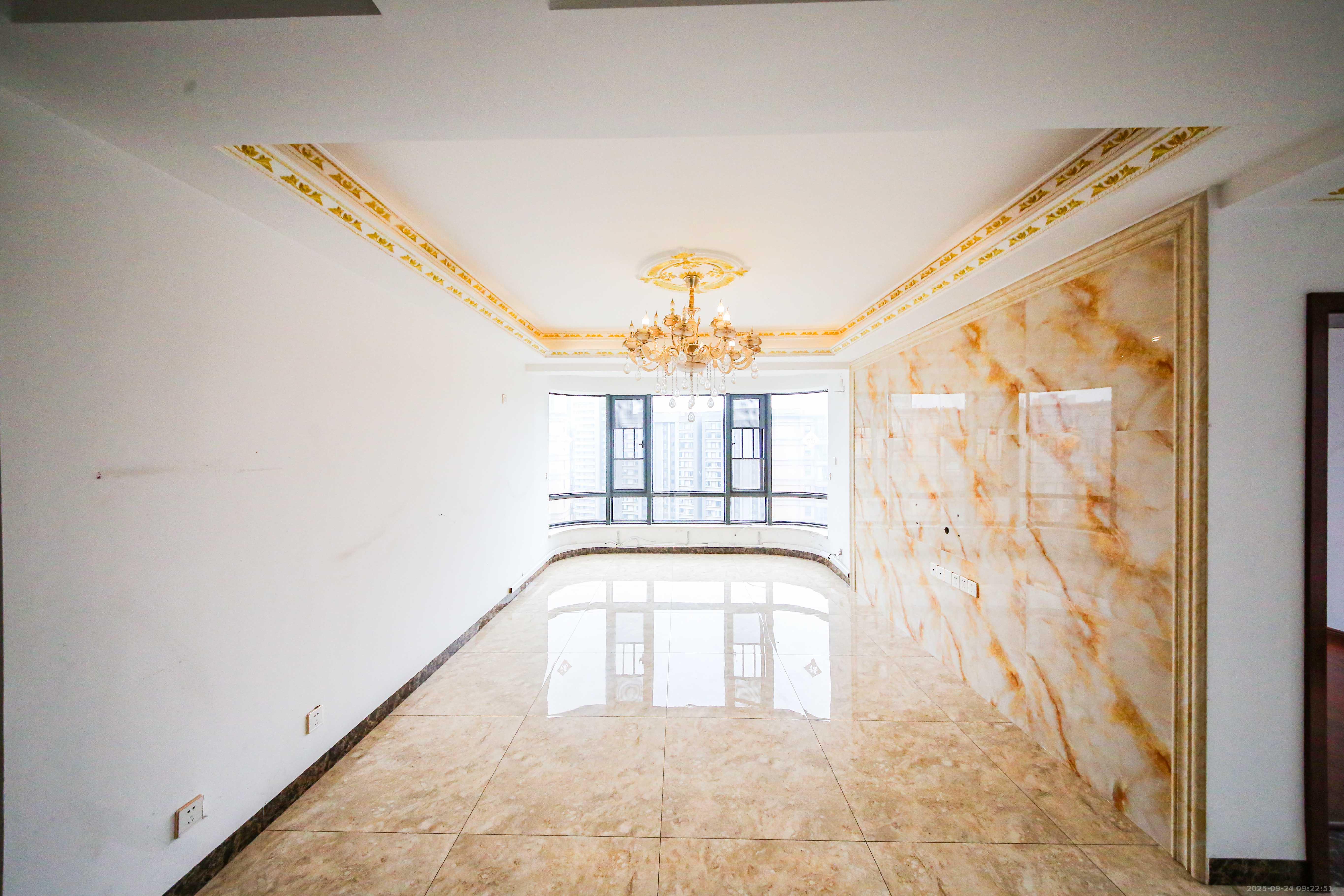 湘江雅颂居 4室2厅1卫 220.0万 湘江雅颂居 4室2厅1卫 220.0万客厅