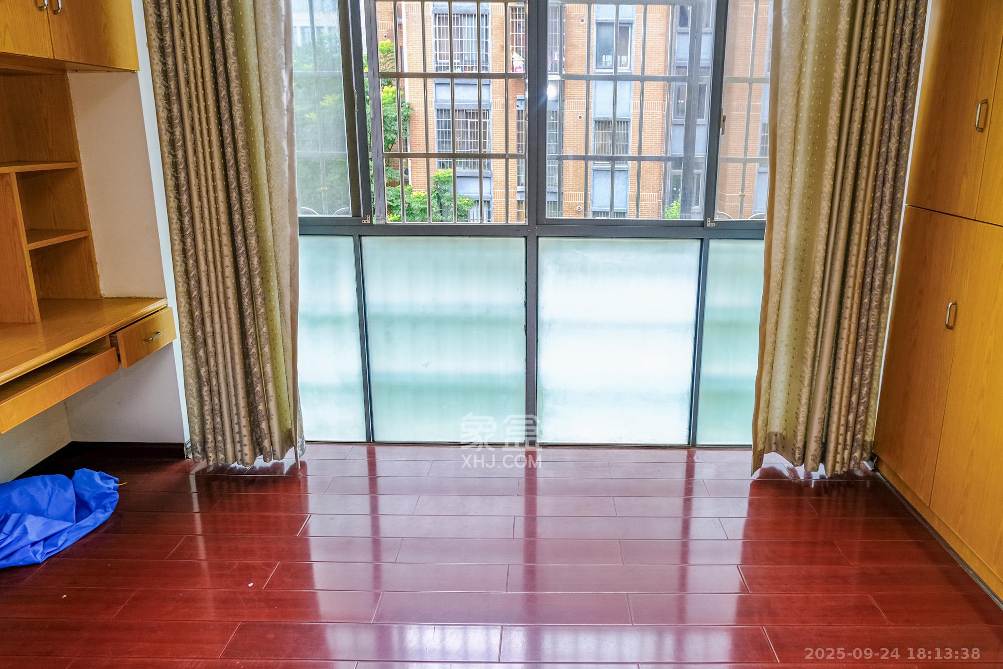 山水湾 3室2厅2卫 1700.0元/月 山水湾 3室2厅2卫 1700.0元/月室内图