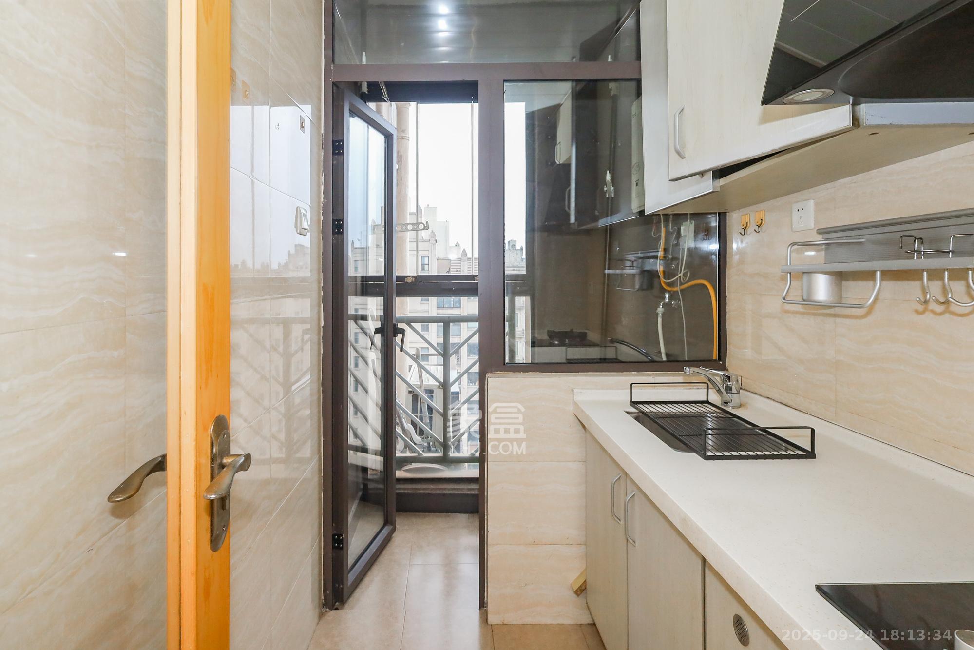 旭辉藏郡(藏郡、旭湘华府) 1室1厅1卫 28.0万 旭辉藏郡(藏郡、旭湘华府) 1室1厅1卫 28.0万厨房