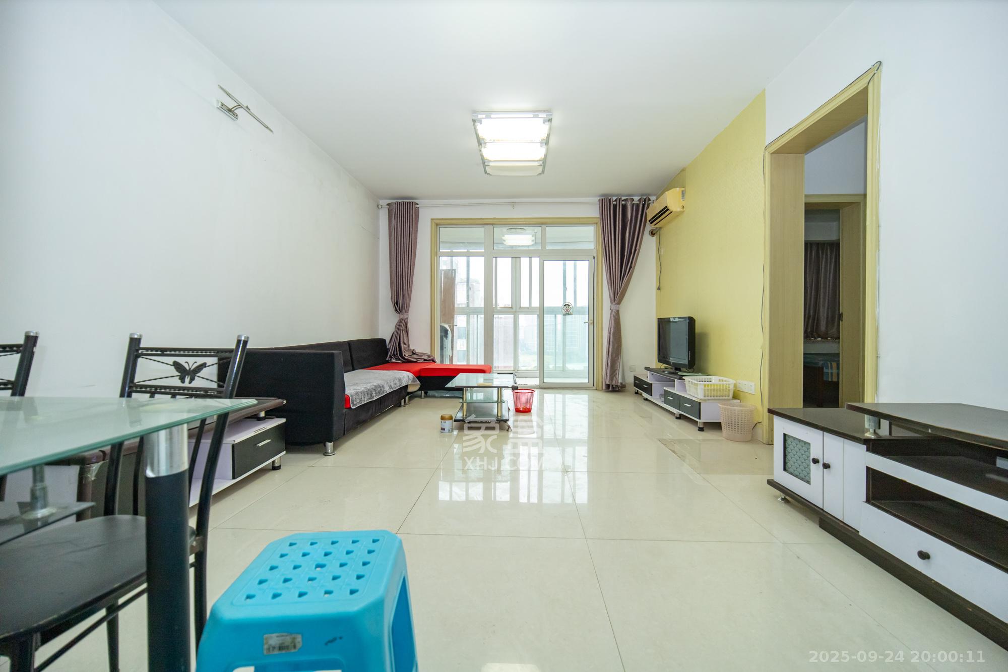 香槟小镇(香槟花苑) 3室2厅1卫 46.0万 香槟小镇(香槟花苑) 3室2厅1卫 46.0万客厅