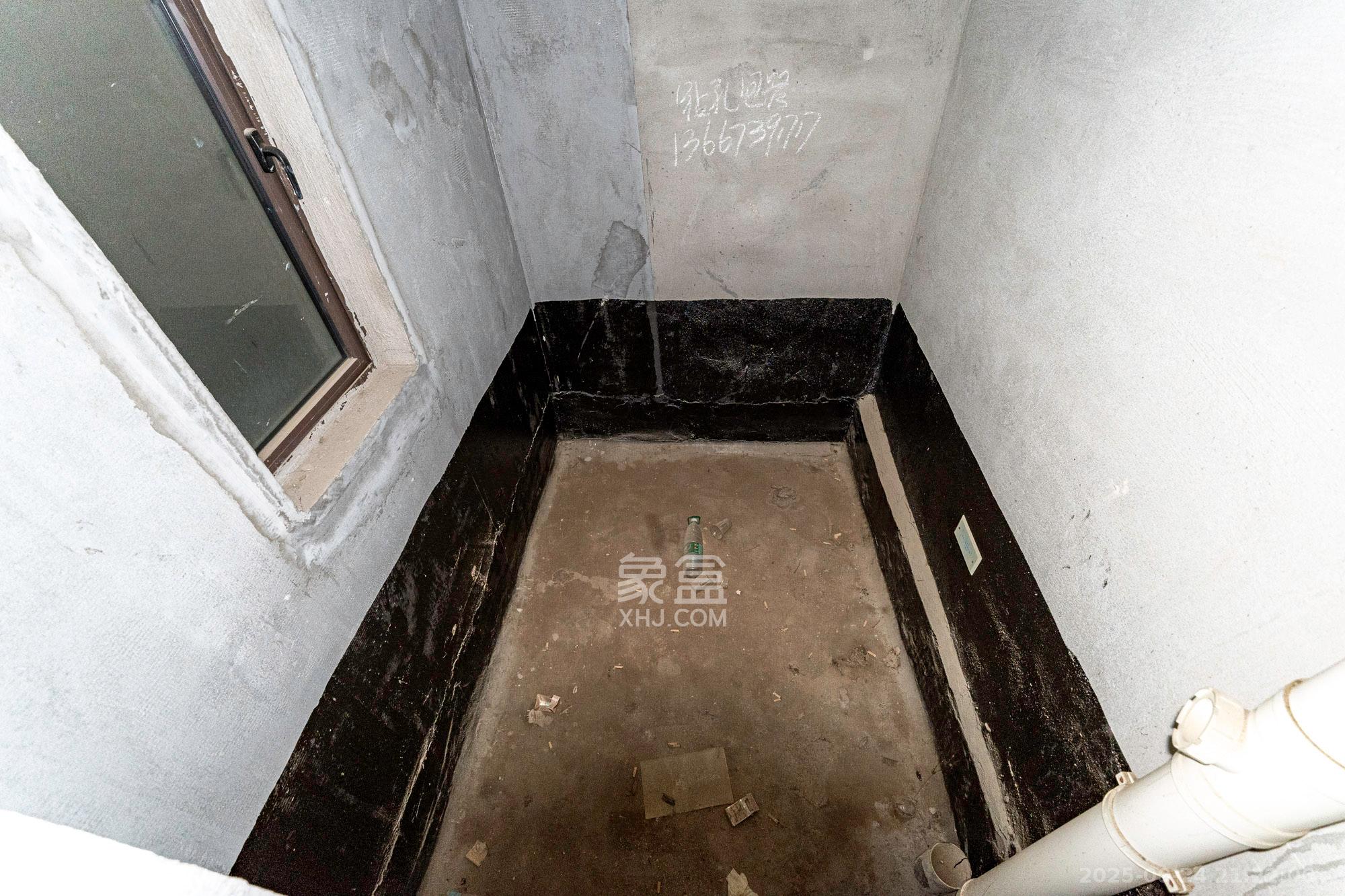 艾美潇湘  4室2厅2卫    188.0万卫生间