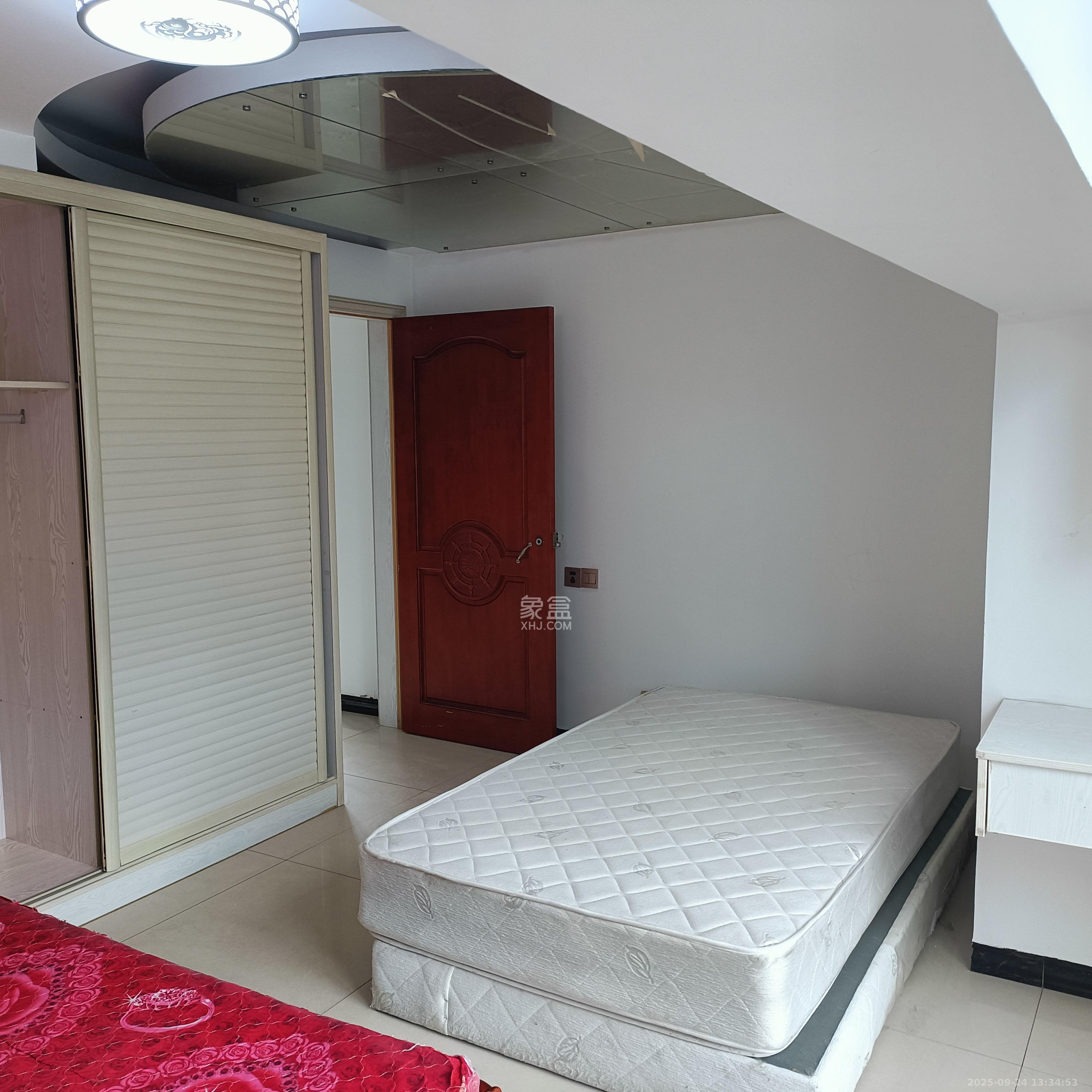 山水华景  1室1厅1卫    1500.0元/月室内图