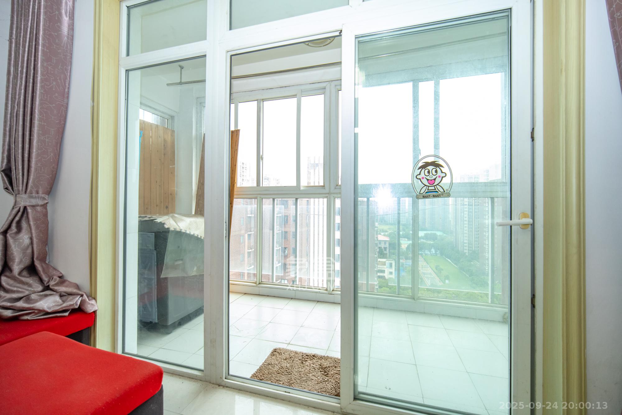 香槟小镇(香槟花苑）  3室2厅1卫    46.0万阳台