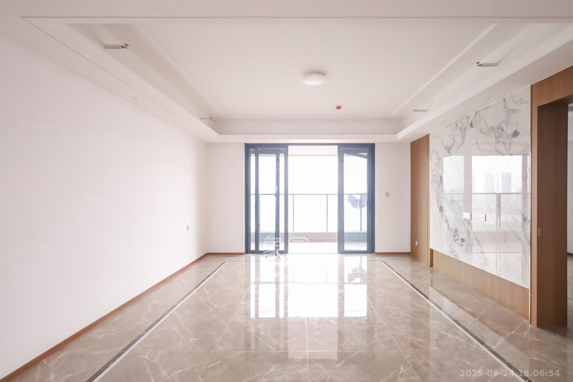 江山印  4室2厅2卫    618.0万 江山印  4室2厅2卫    618.0万客厅