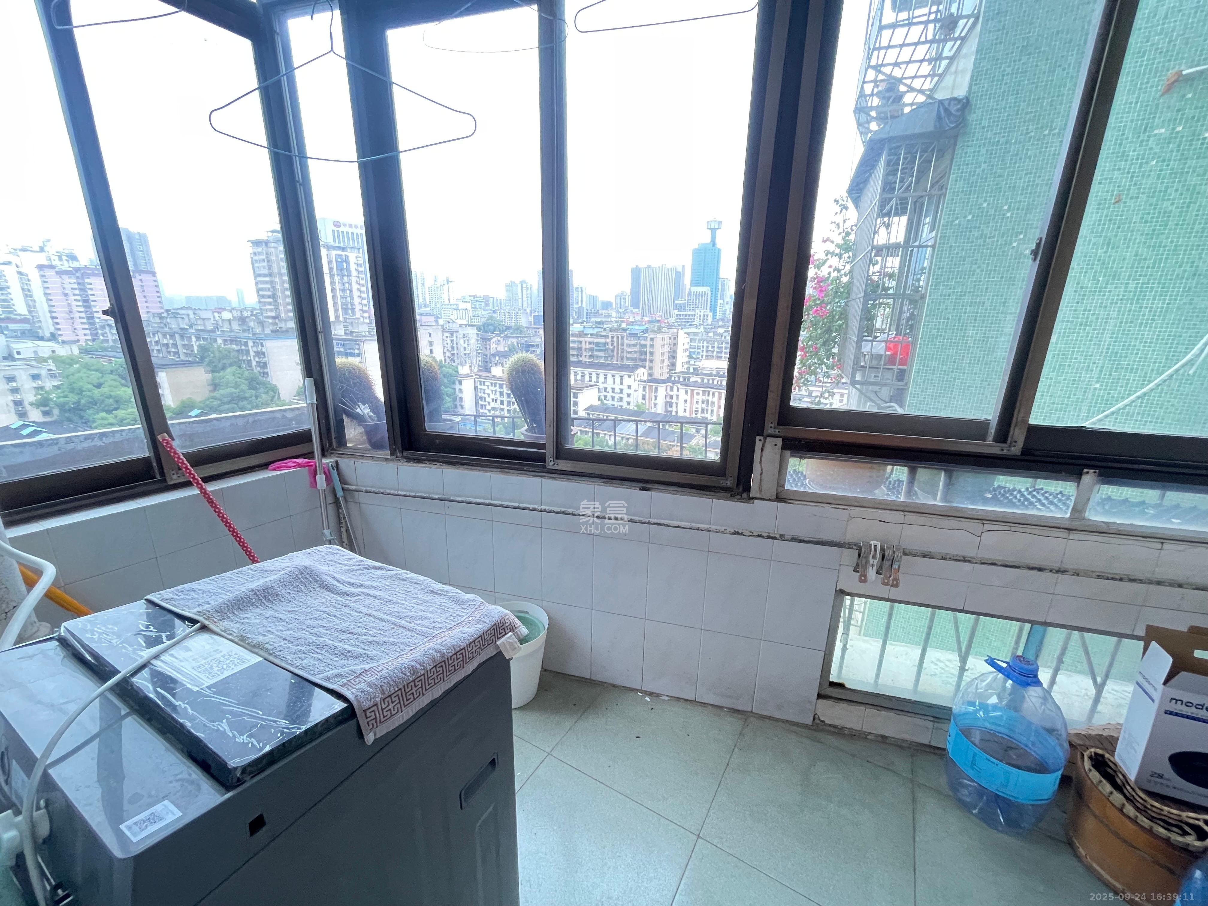 省政府机关梓园住宅区 3室1厅1卫 2400.0元/月 省政府机关梓园住宅区 3室1厅1卫 2400.0元/月室内图