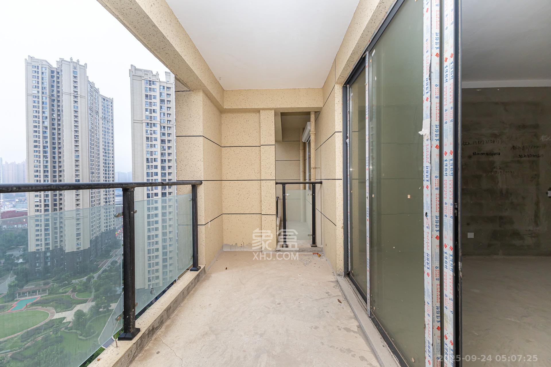 明发阅江悦府  5室2厅2卫    99.8万阳台