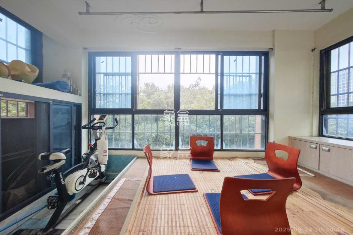 翡翠云天 3室2厅1卫 75.0万 翡翠云天 3室2厅1卫 75.0万阳台