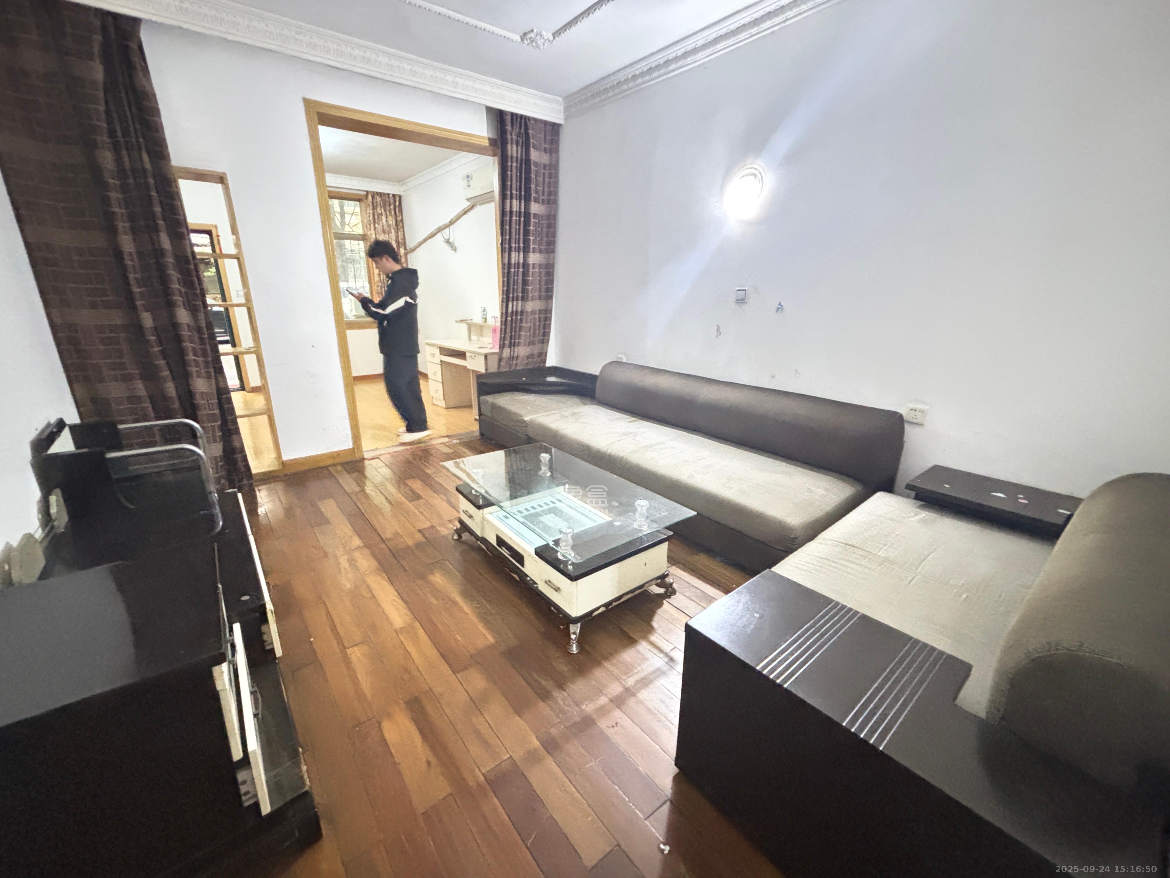 中建五局信和苑三区  2室1厅1卫    1400.0元/月室内图