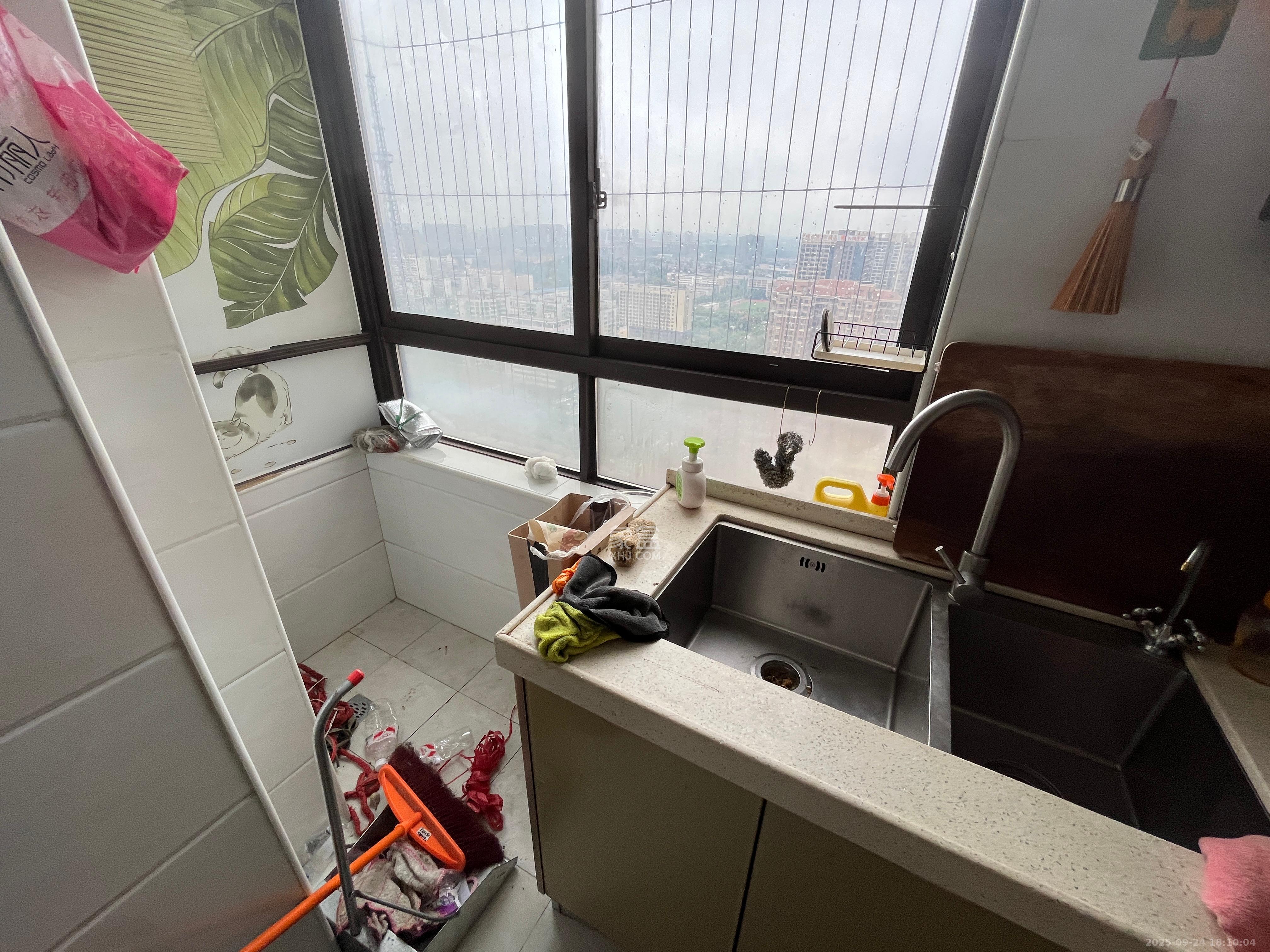 华润五彩城 3室2厅2卫 2300.0元/月 华润五彩城 3室2厅2卫 2300.0元/月室内图