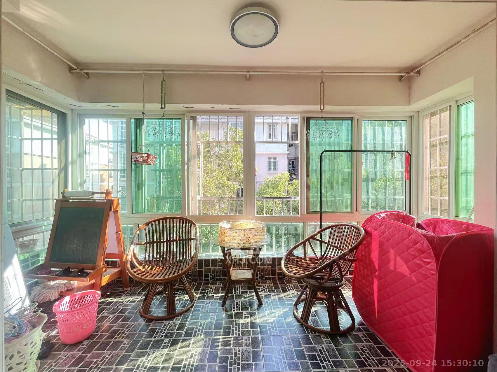 恩瑞麓山名园(龙王港小区) 3室2厅2卫 2300.0元/月 恩瑞麓山名园(龙王港小区) 3室2厅2卫 2300.0元/月室内图