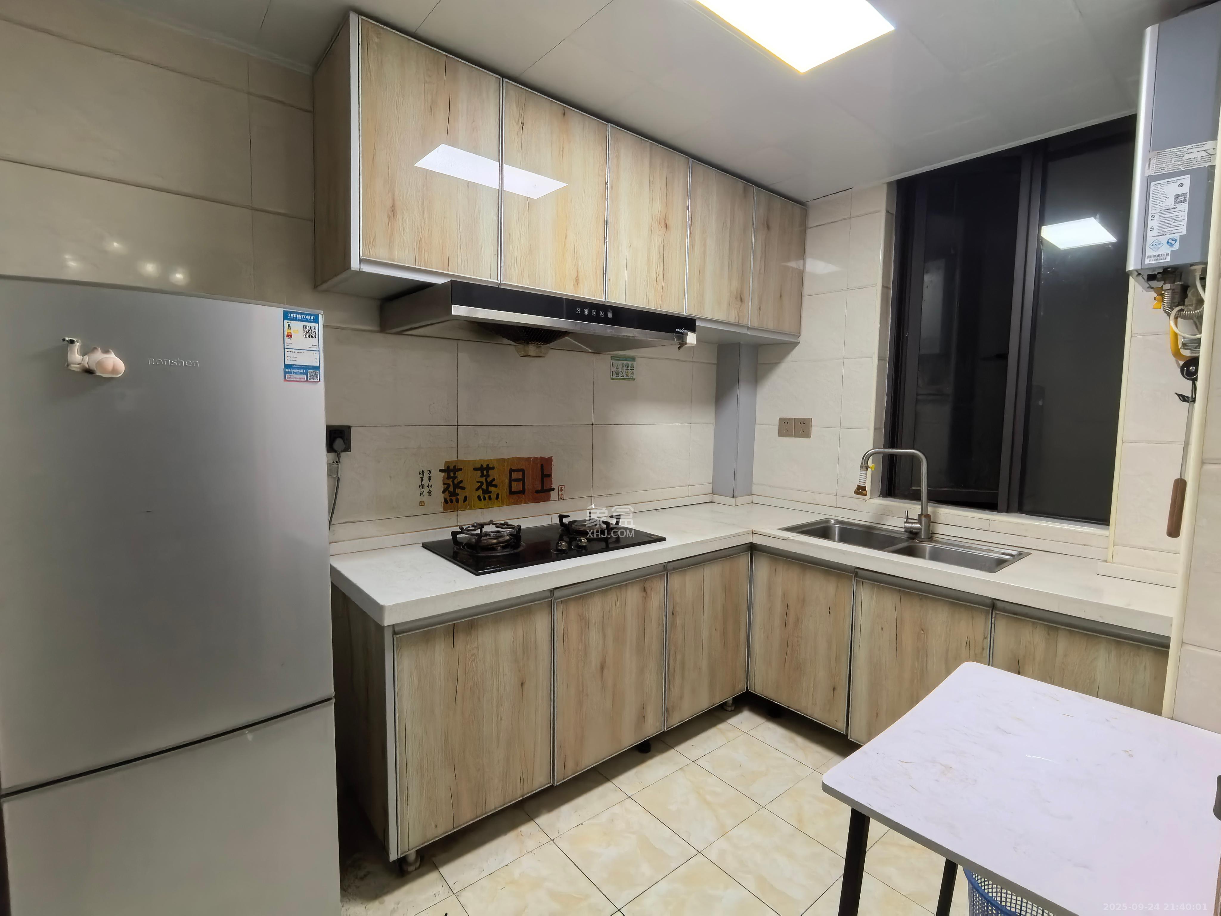 湘诚德峰小区A区 3室2厅1卫 1900.0元/月 湘诚德峰小区A区 3室2厅1卫 1900.0元/月室内图