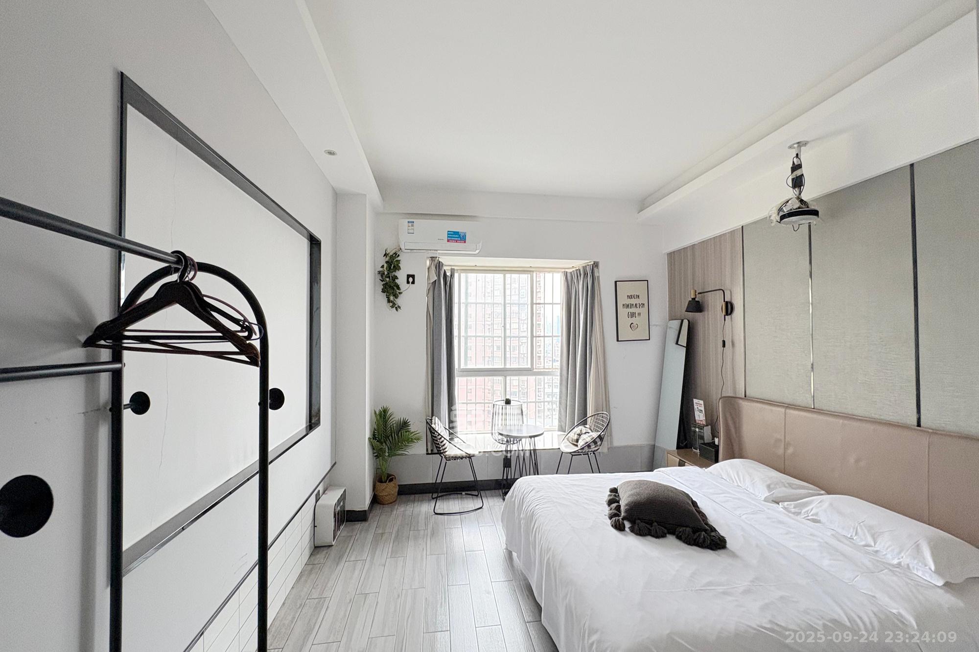 鸿盛大厦  4室2厅2卫    150.0万卧室