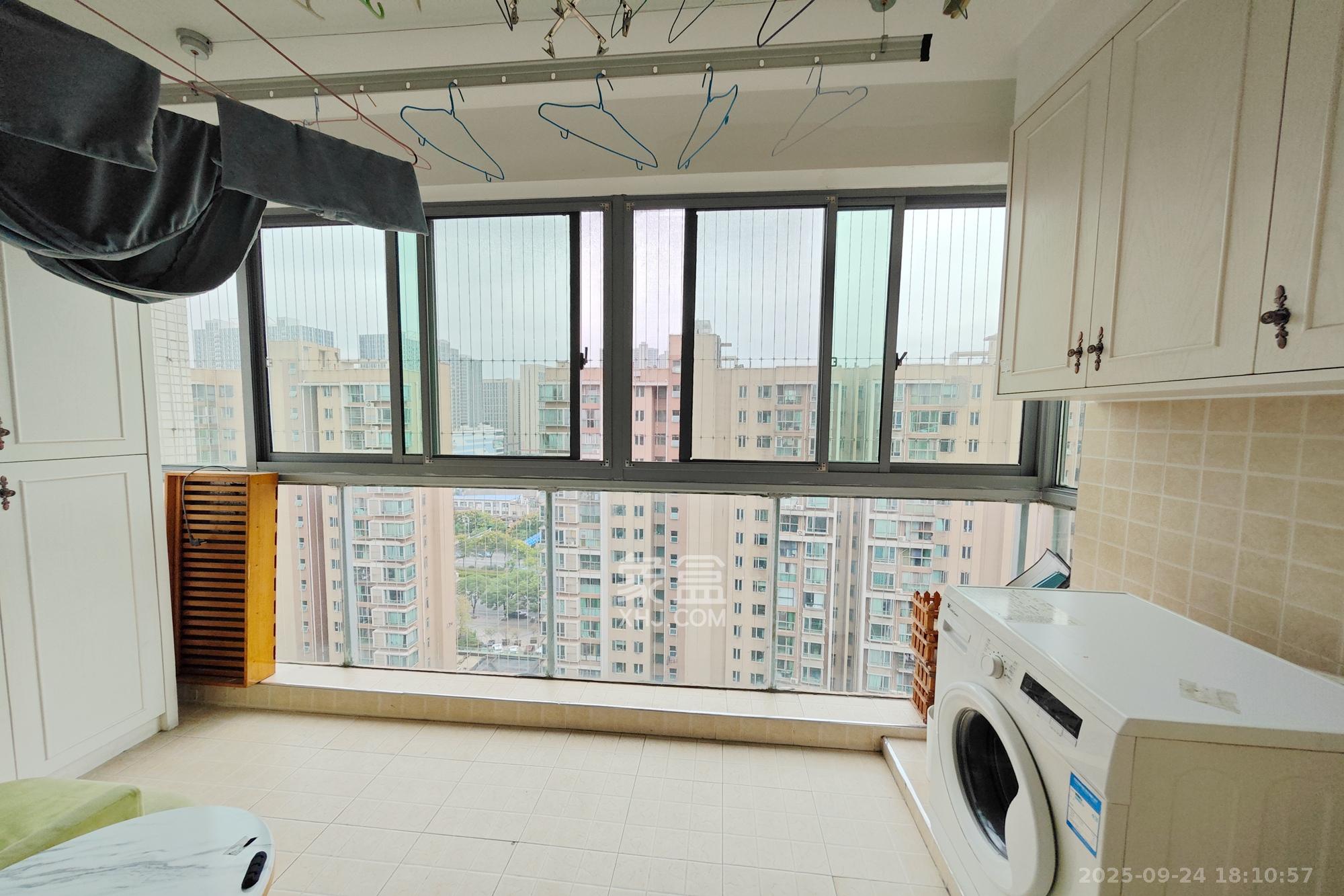 新城新世界一二三期  2室2厅1卫    83.0万阳台