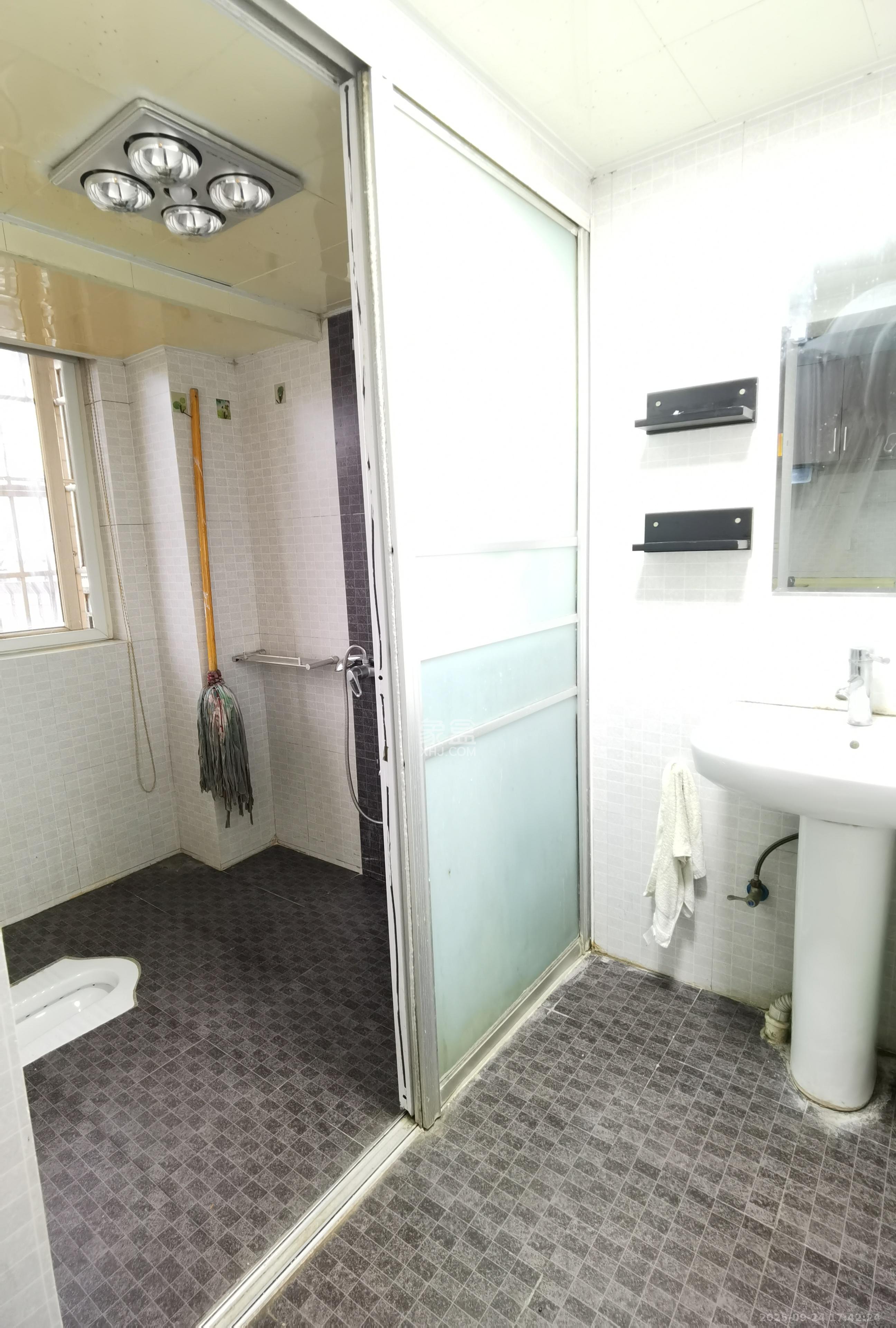 枫林美景  3室2厅1卫    2000.0元/月室内图