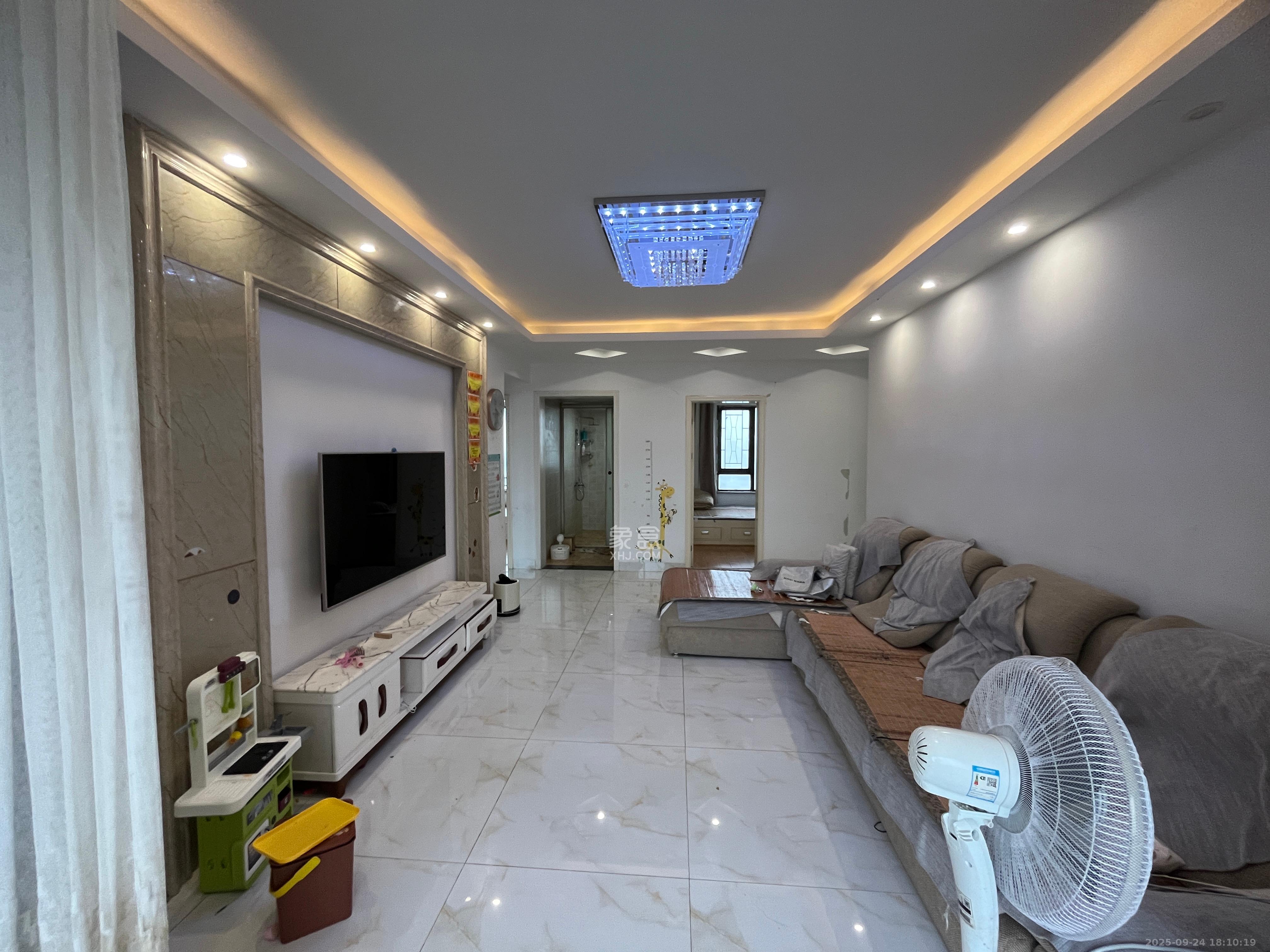 华润五彩城 3室2厅2卫 2300.0元/月 华润五彩城 3室2厅2卫 2300.0元/月室内图