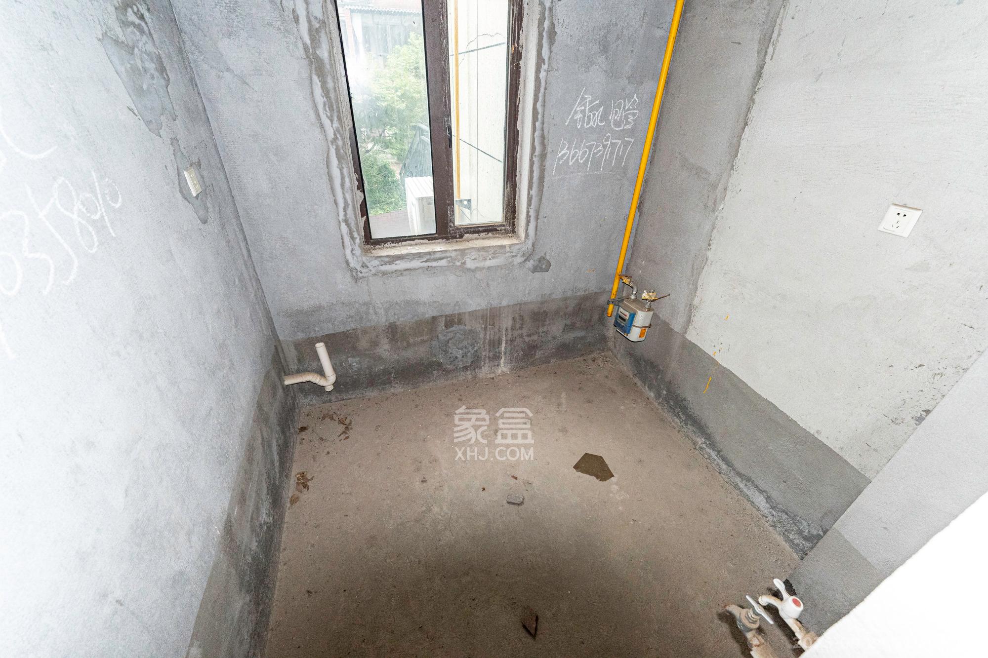 艾美潇湘  4室2厅2卫    188.0万厨房