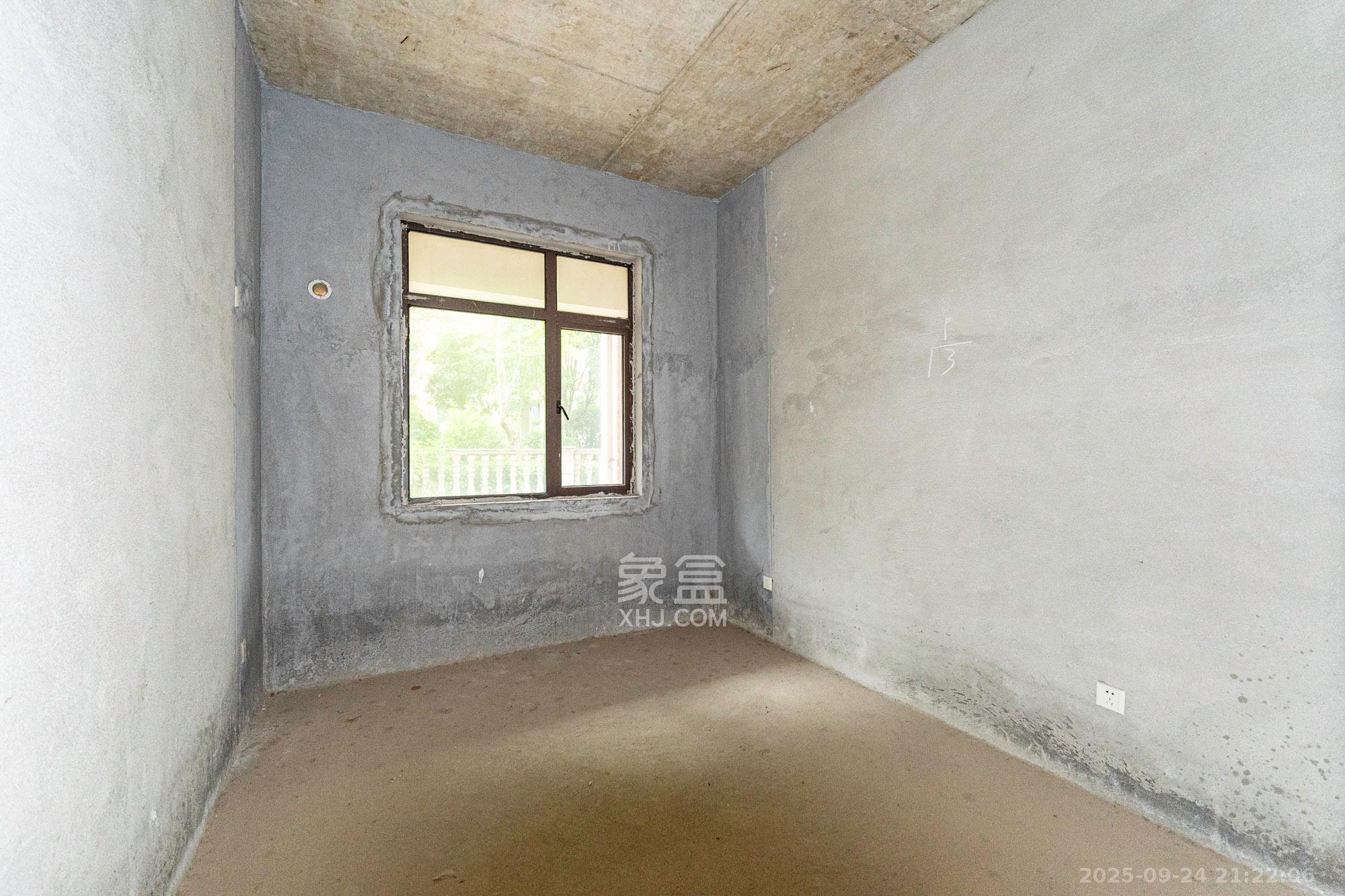 艾美潇湘  4室2厅2卫    188.0万卧室