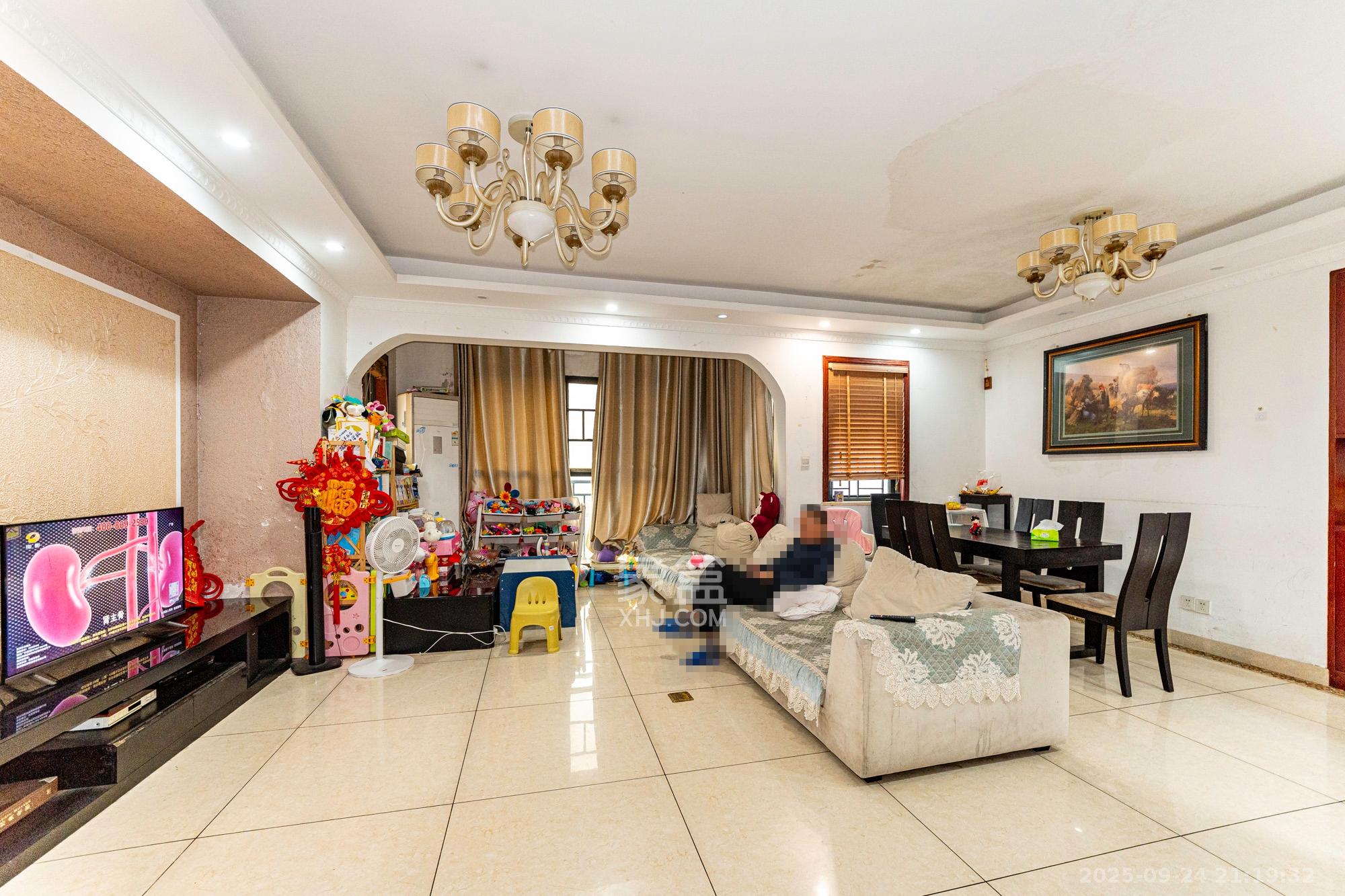 三一街区  4室2厅2卫    128.8万