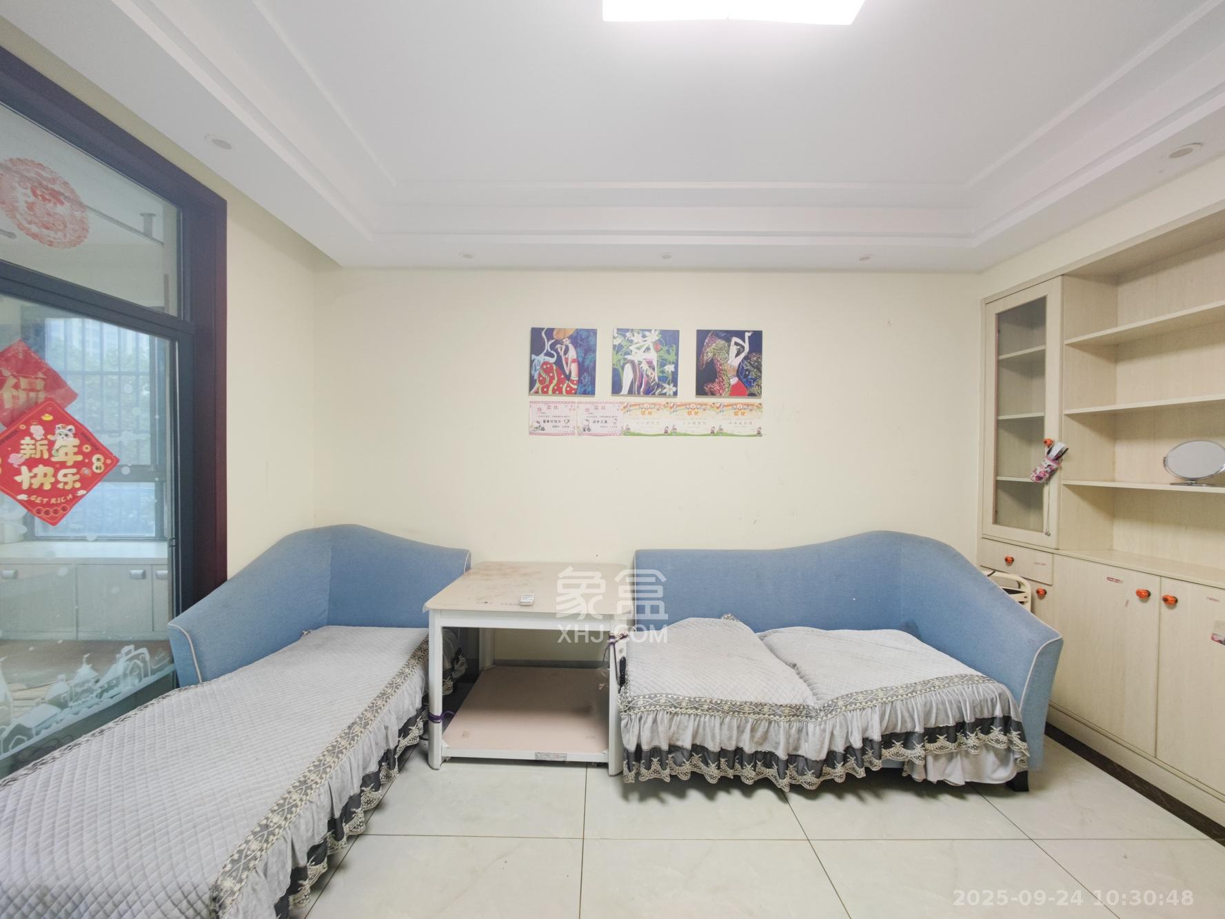 翡翠云天 3室2厅1卫 75.0万 翡翠云天 3室2厅1卫 75.0万客厅