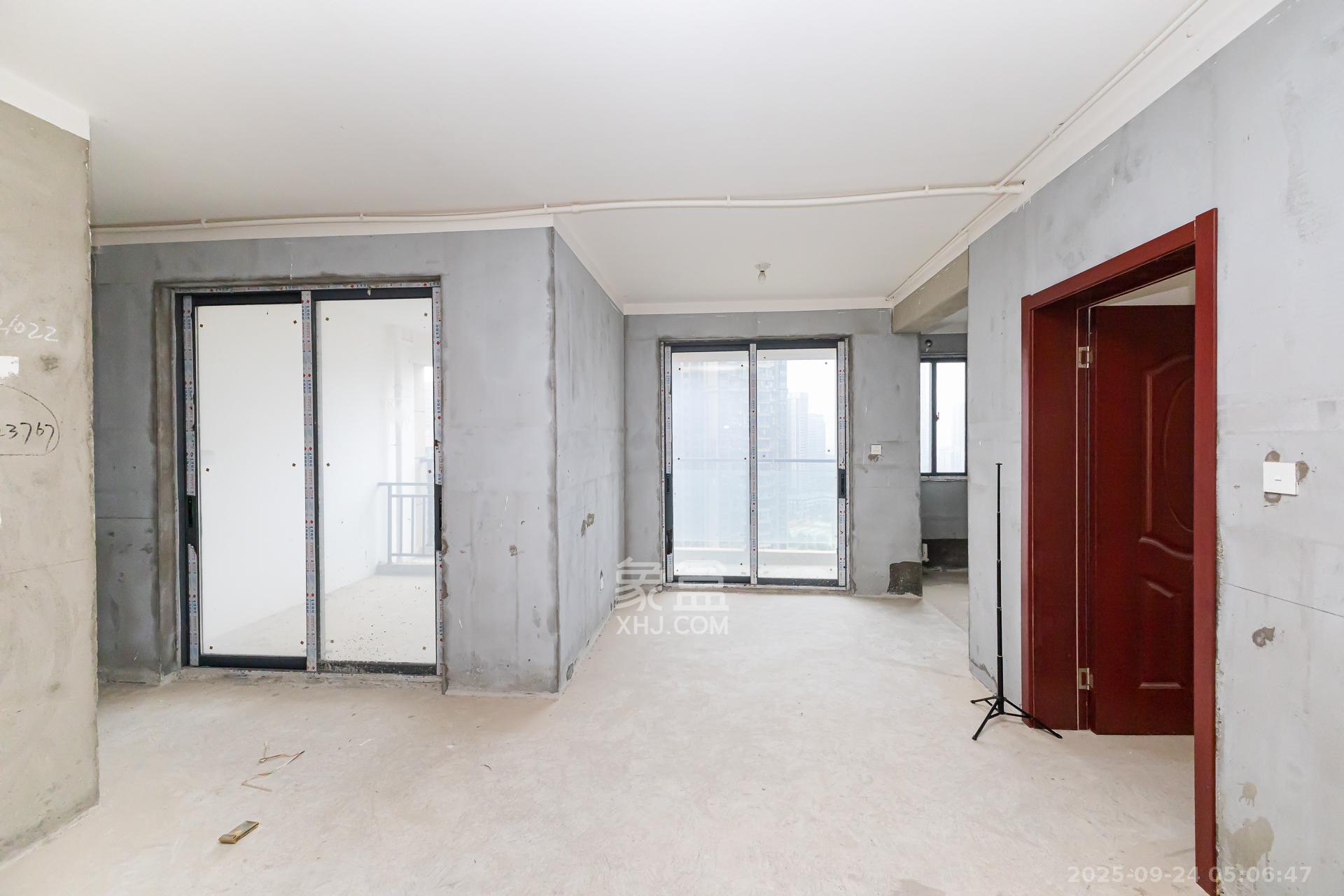 明发阅江悦府 5室2厅2卫 99.8万 明发阅江悦府 5室2厅2卫 99.8万客厅