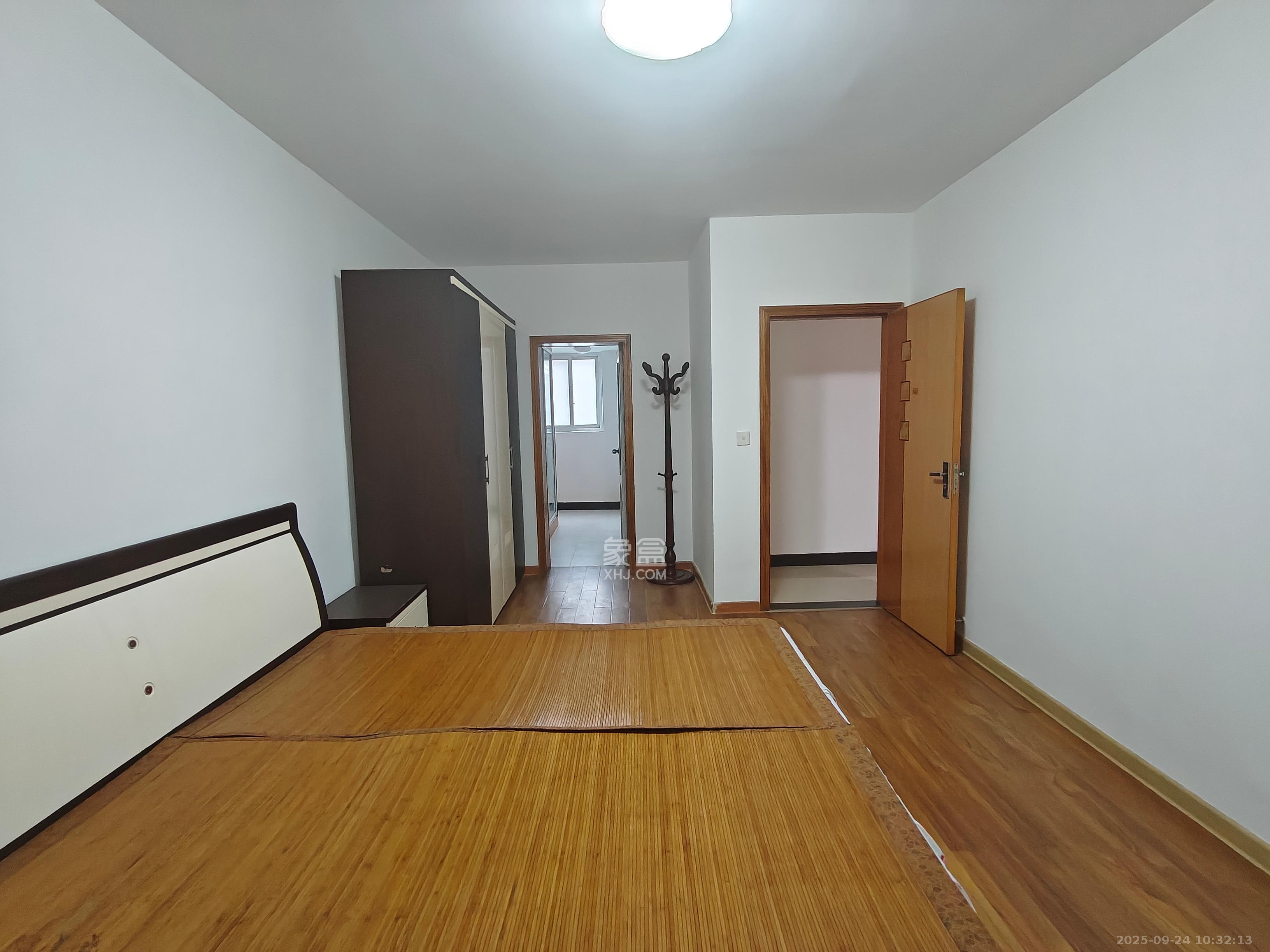 晶华美地  3室2厅1卫    2000.0元/月室内图