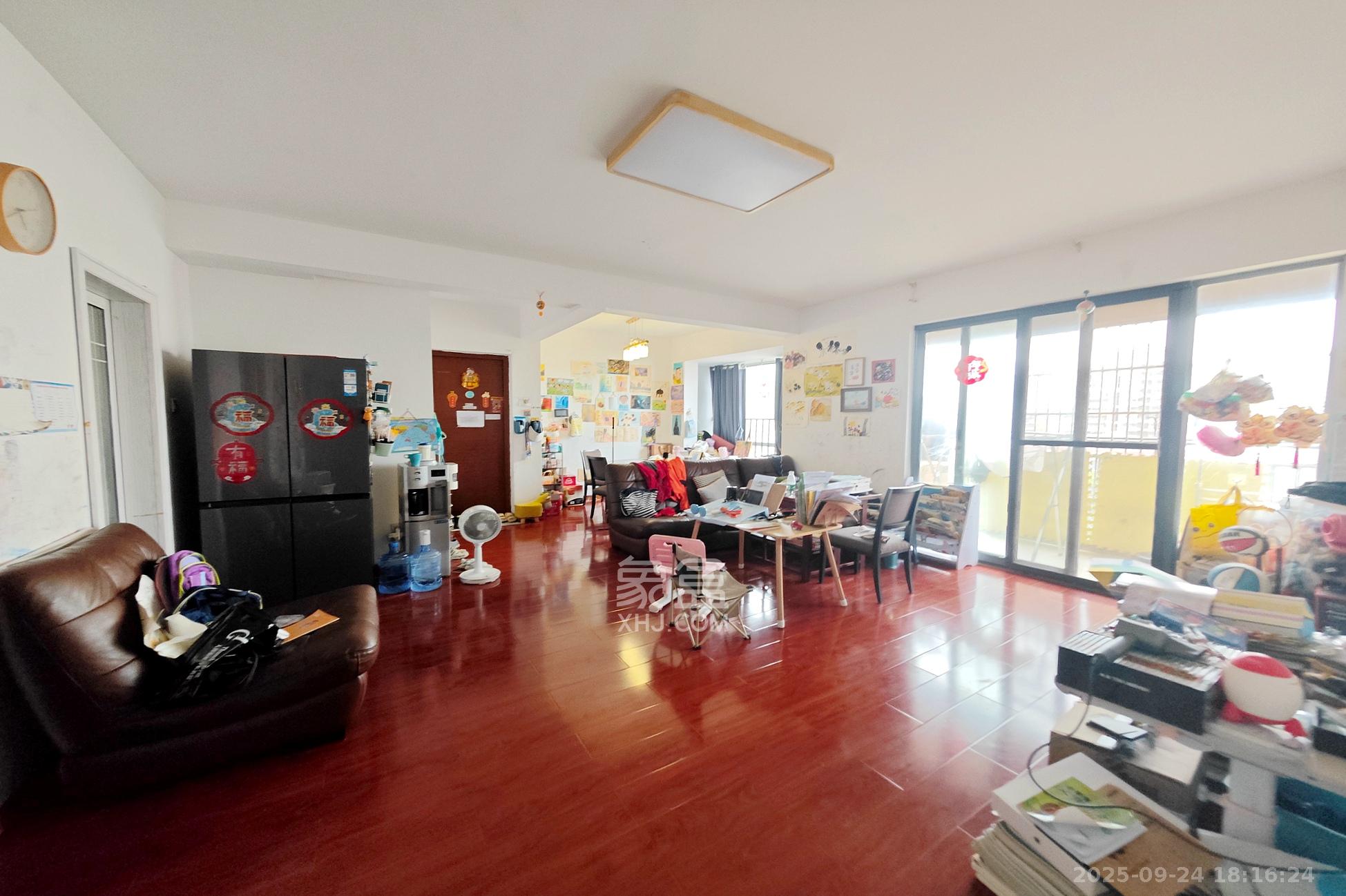 万博汇 3室2厅2卫 158.0万 万博汇 3室2厅2卫 158.0万客厅