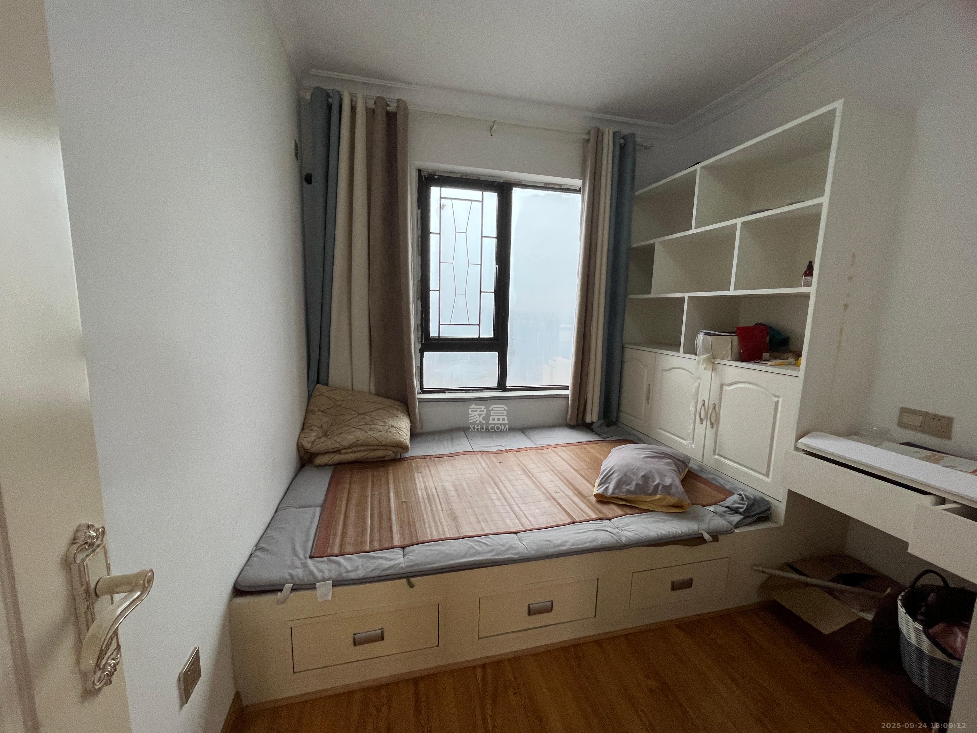 华润五彩城 3室2厅2卫 2300.0元/月 华润五彩城 3室2厅2卫 2300.0元/月室内图