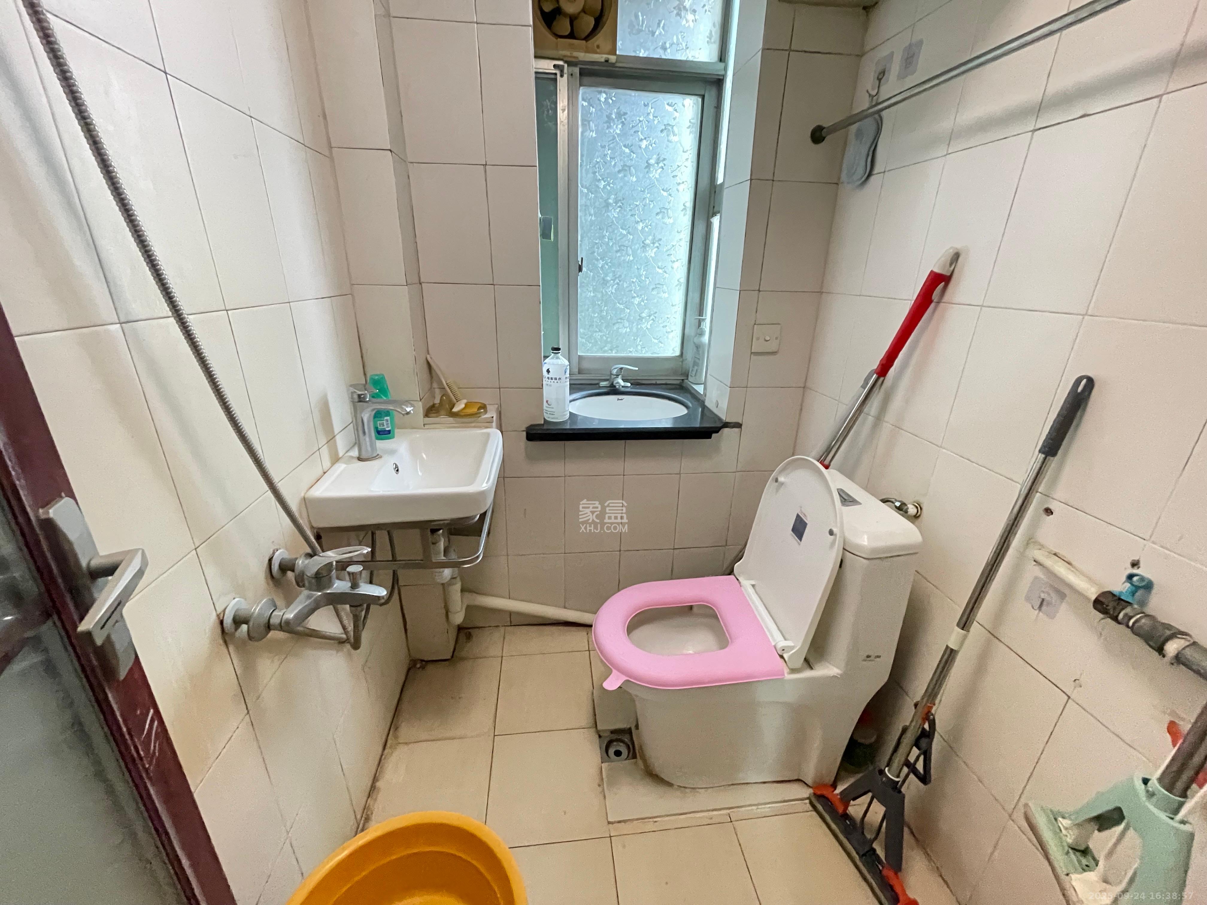 省政府机关梓园住宅区 3室1厅1卫 2400.0元/月 省政府机关梓园住宅区 3室1厅1卫 2400.0元/月室内图