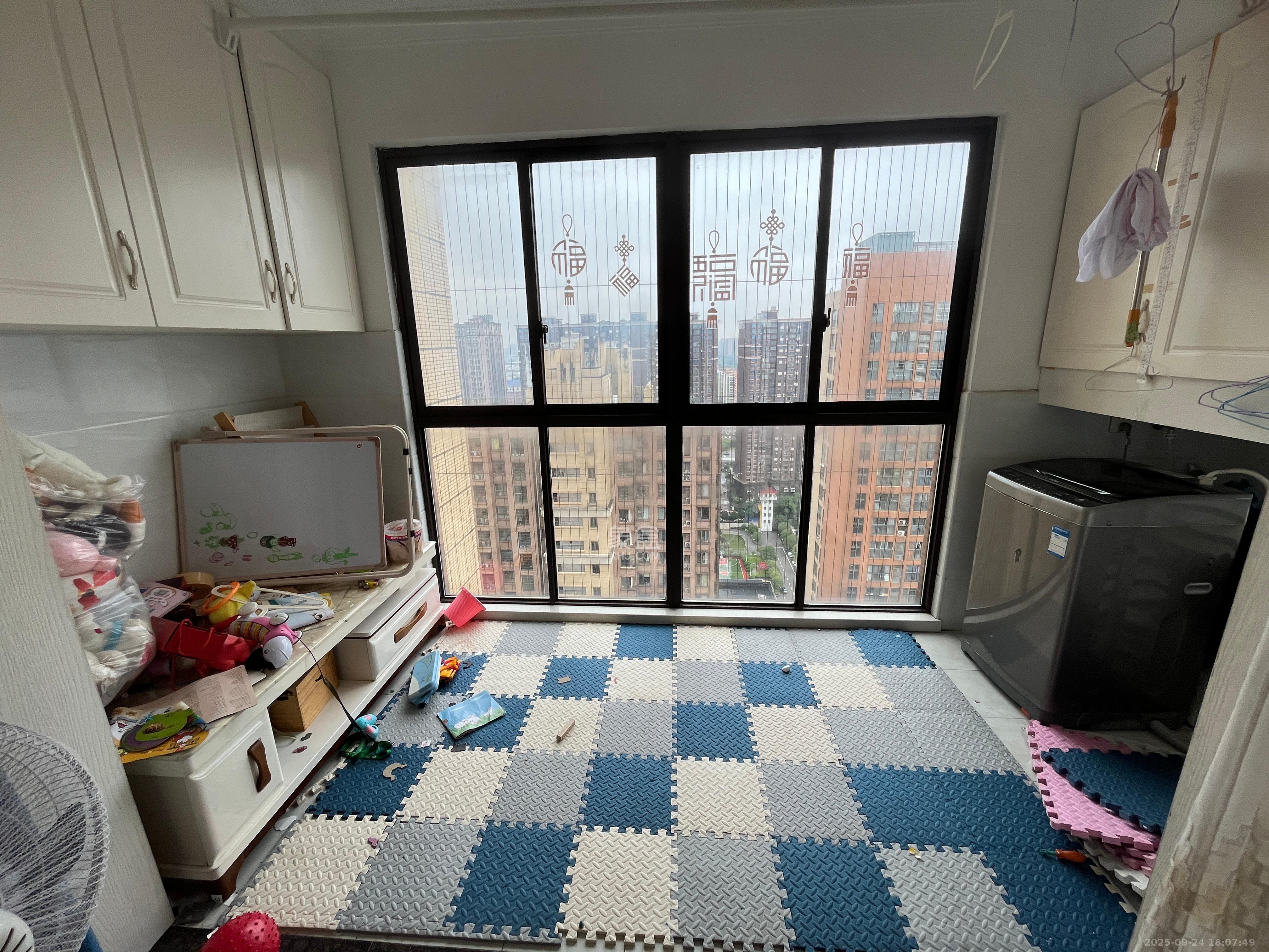 华润五彩城 3室2厅2卫 2300.0元/月 华润五彩城 3室2厅2卫 2300.0元/月室内图