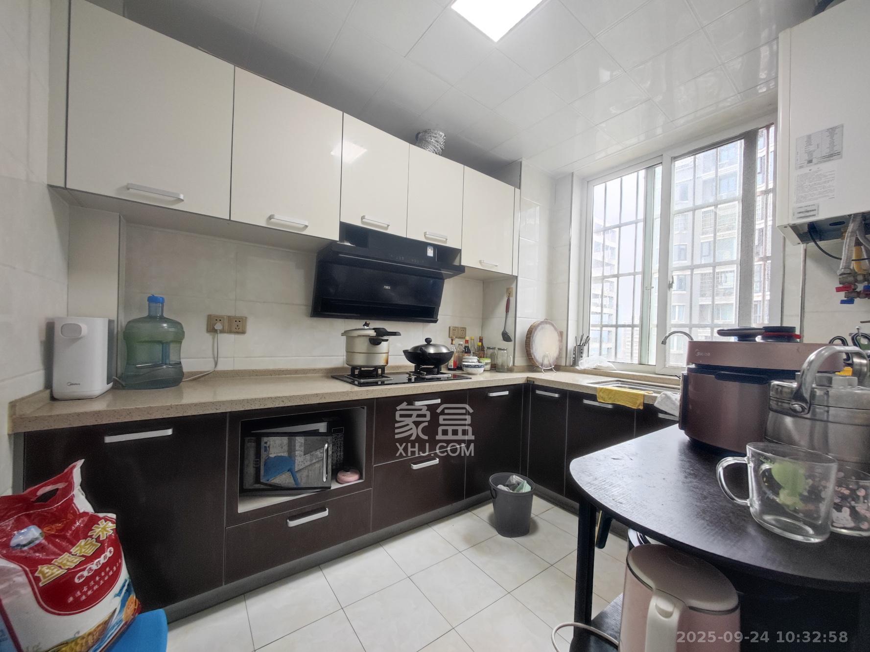 泰禹家园(彩云之翼家园一期、二期、三期) 4室2厅2卫 130.0万 泰禹家园(彩云之翼家园一期、二期、三期) 4室2厅2卫 130.0万厨房