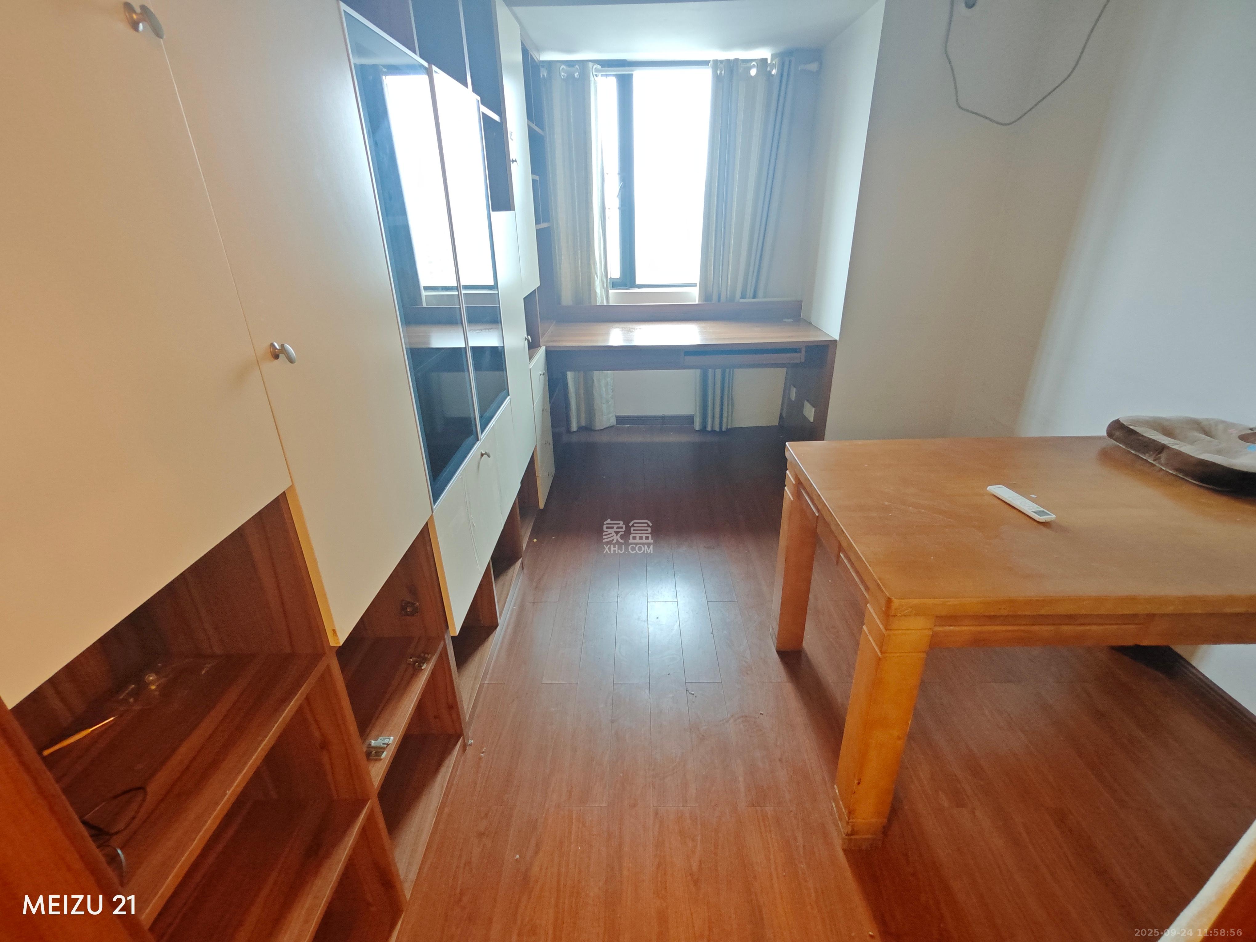 万科城 4室2厅2卫 3200.0元/月 万科城 4室2厅2卫 3200.0元/月室内图