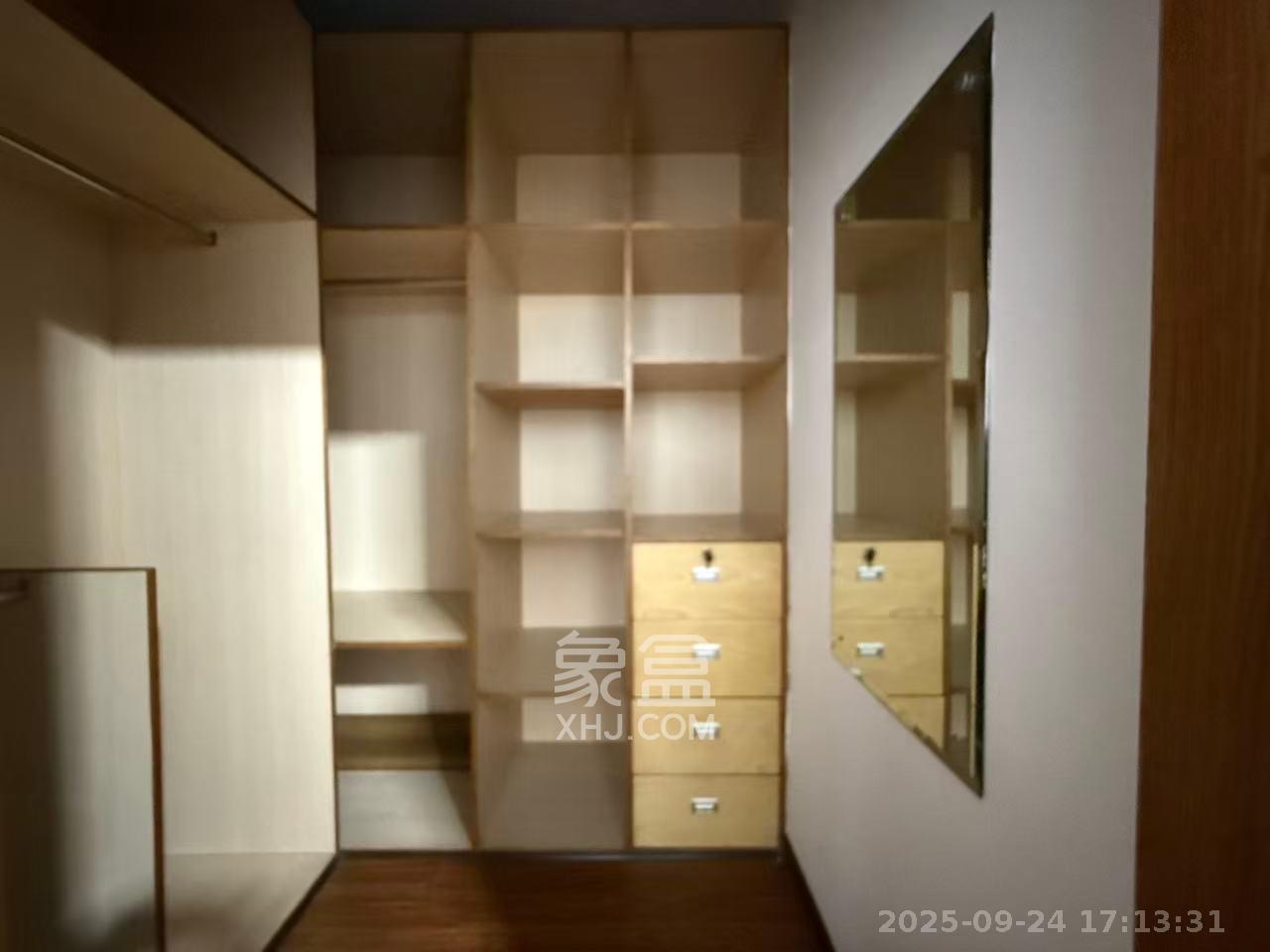 银港水晶城  4室2厅2卫    3300.0元/月室内图