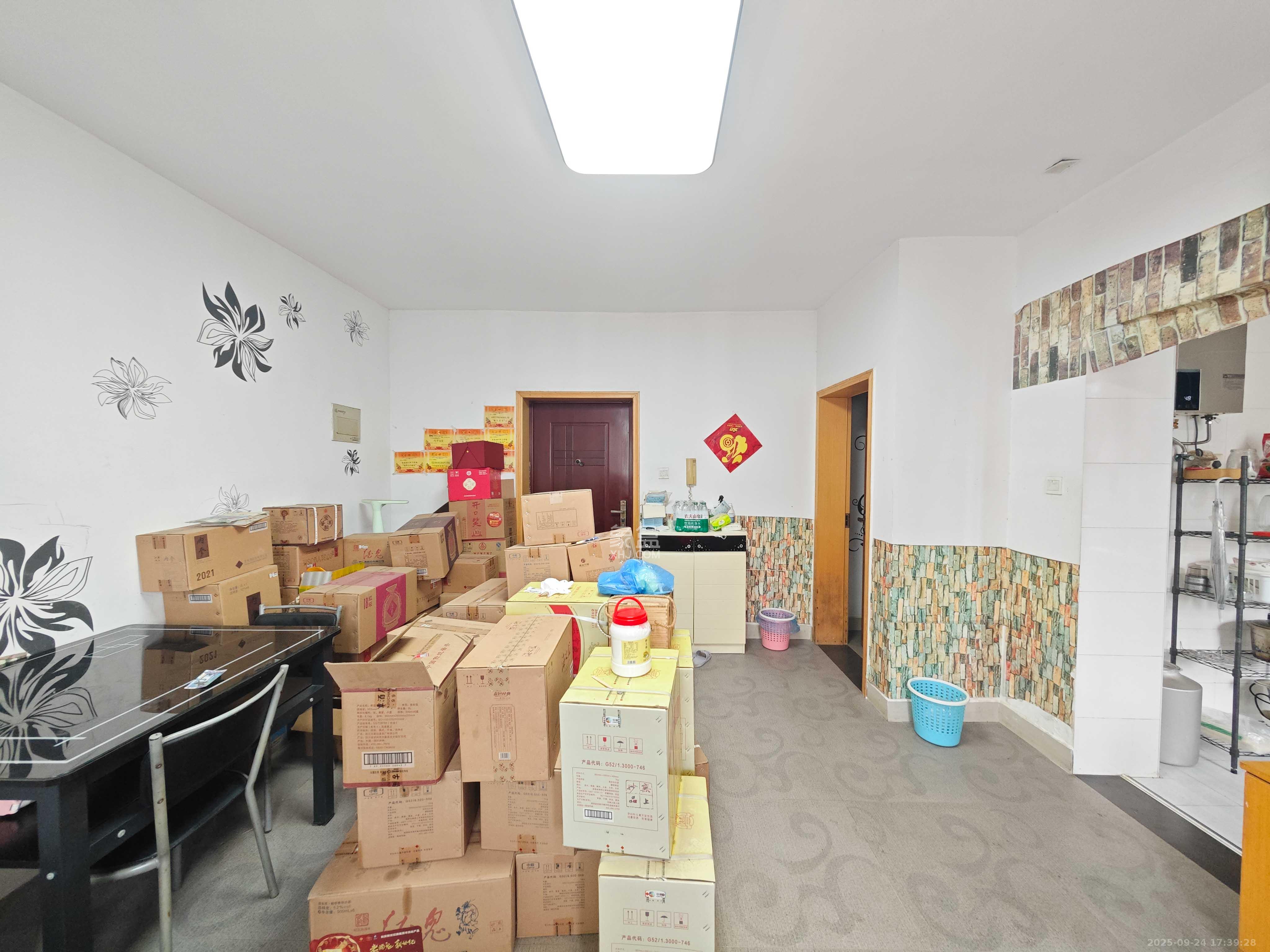 泰禹家园(彩云之翼家园一期、二期、三期) 1室2厅2卫 36.8万 泰禹家园(彩云之翼家园一期、二期、三期) 1室2厅2卫 36.8万客厅