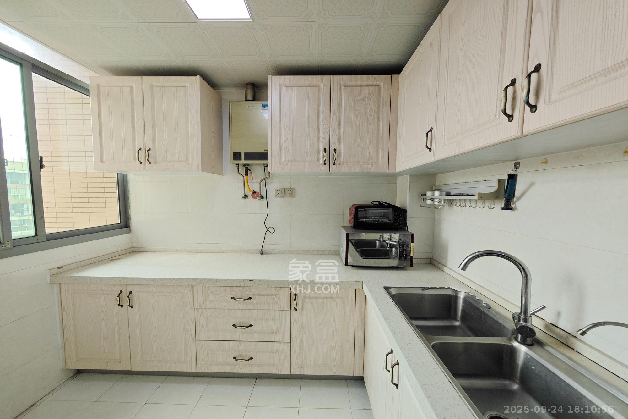 新城新世界一二三期  2室2厅1卫    83.0万 新城新世界一二三期  2室2厅1卫    83.0万厨房