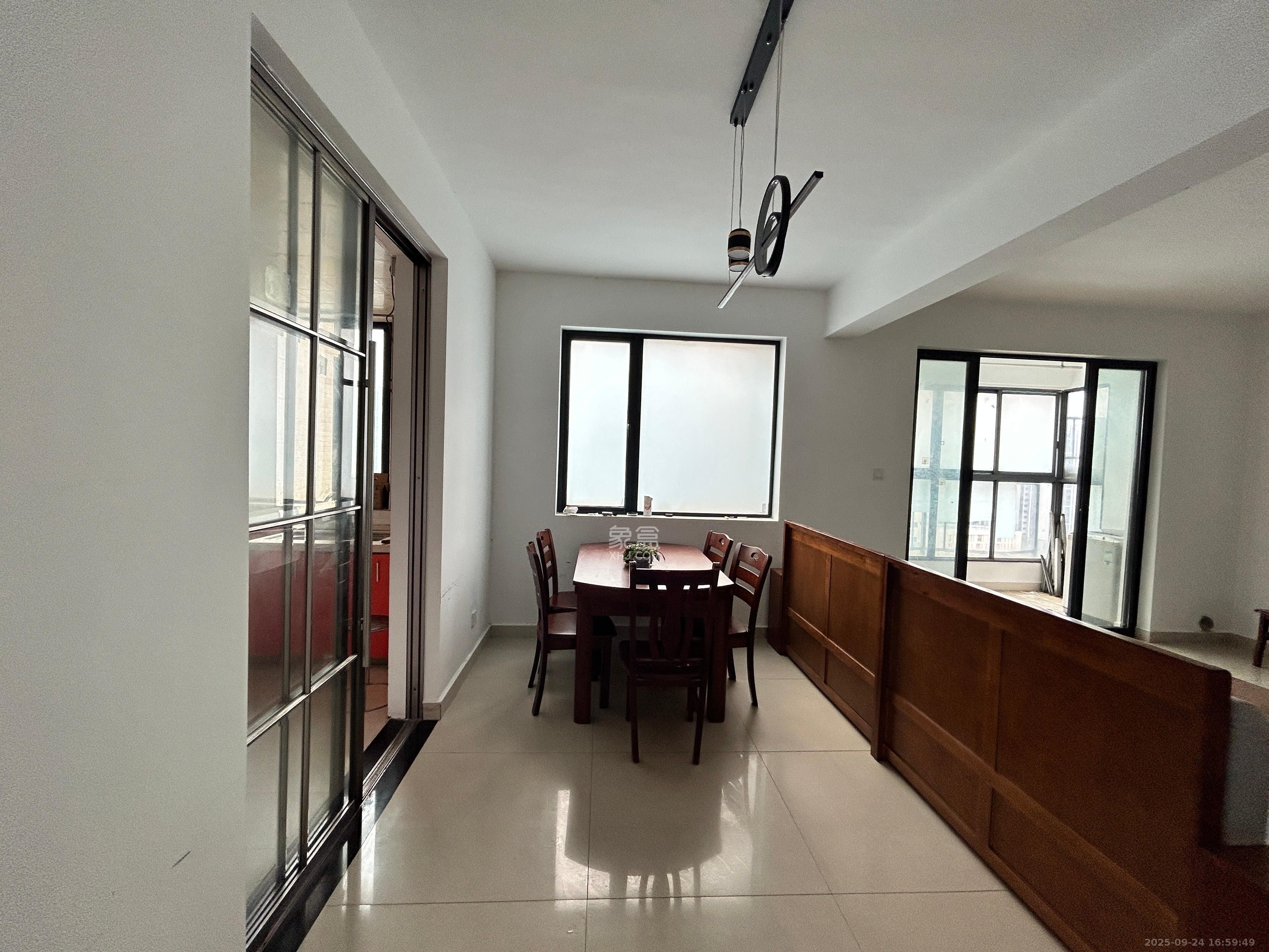 中建麓山和苑  3室2厅2卫    1800.0元/月室内图