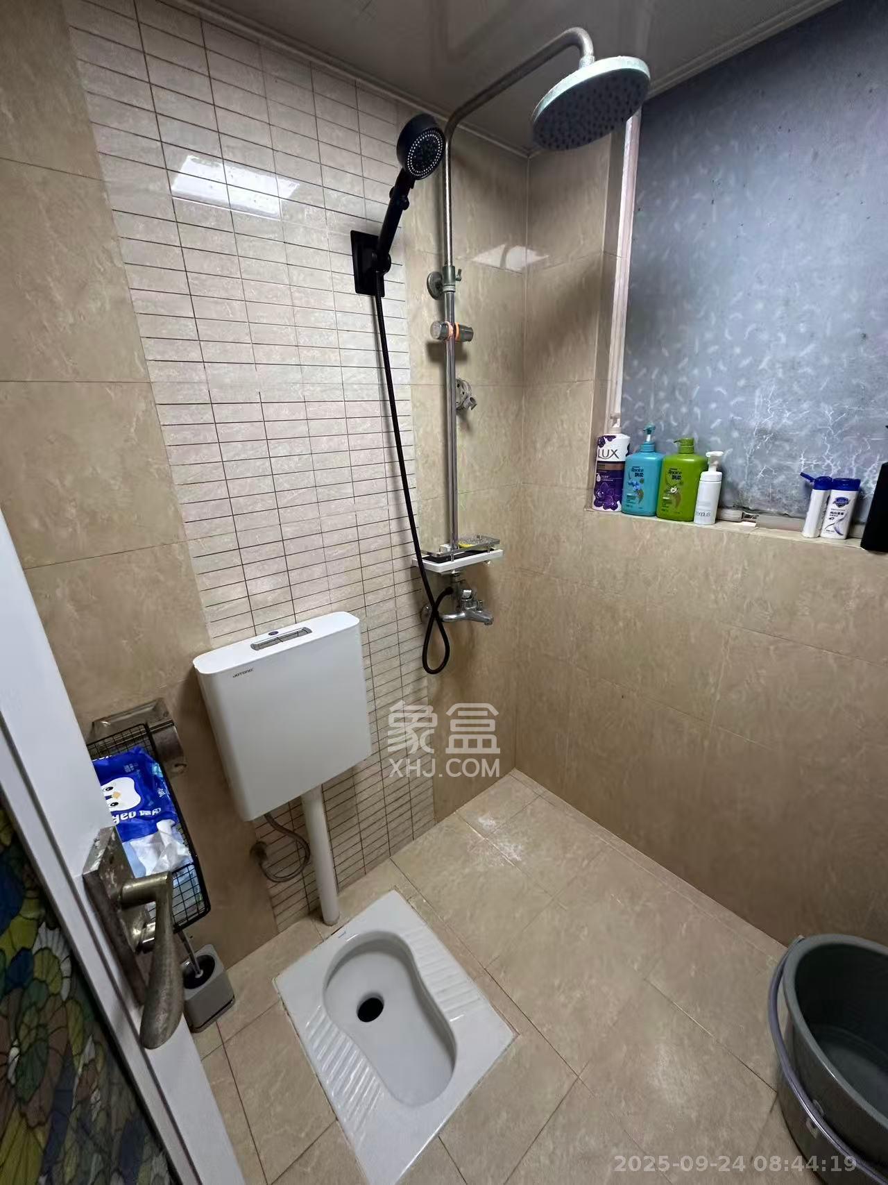 君临青园花都 1室2厅1卫 2100.0元/月 君临青园花都 1室2厅1卫 2100.0元/月室内图