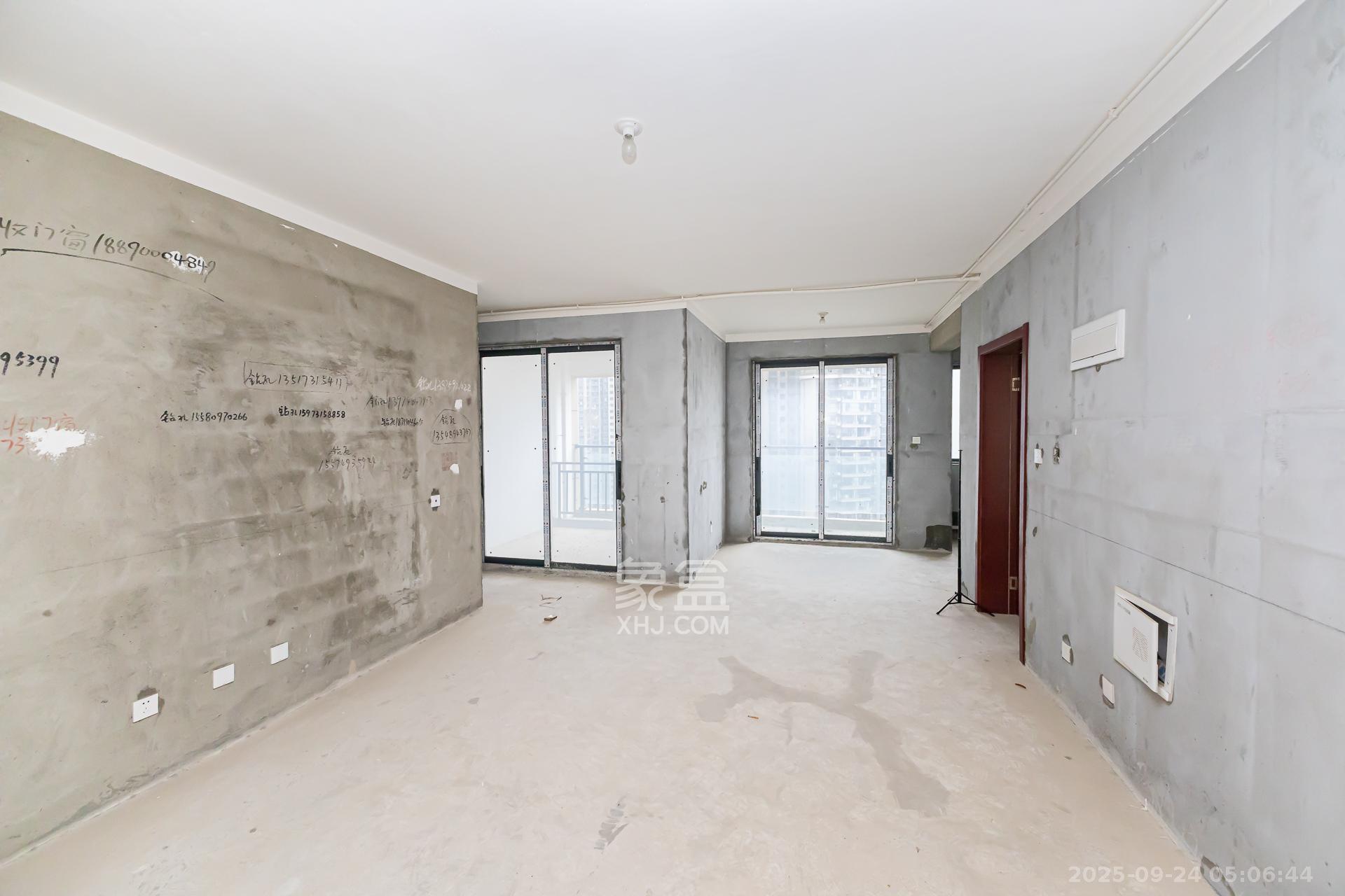 明发阅江悦府 5室2厅2卫 99.8万 明发阅江悦府 5室2厅2卫 99.8万客厅