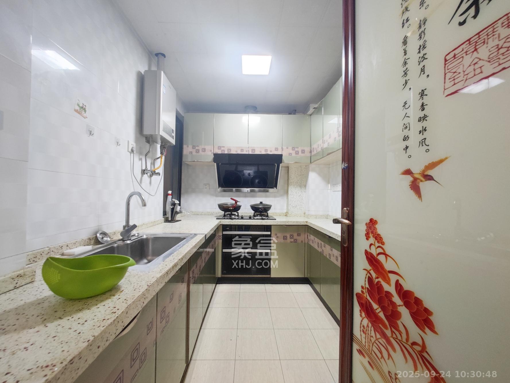 翡翠云天 3室2厅1卫 75.0万 翡翠云天 3室2厅1卫 75.0万厨房